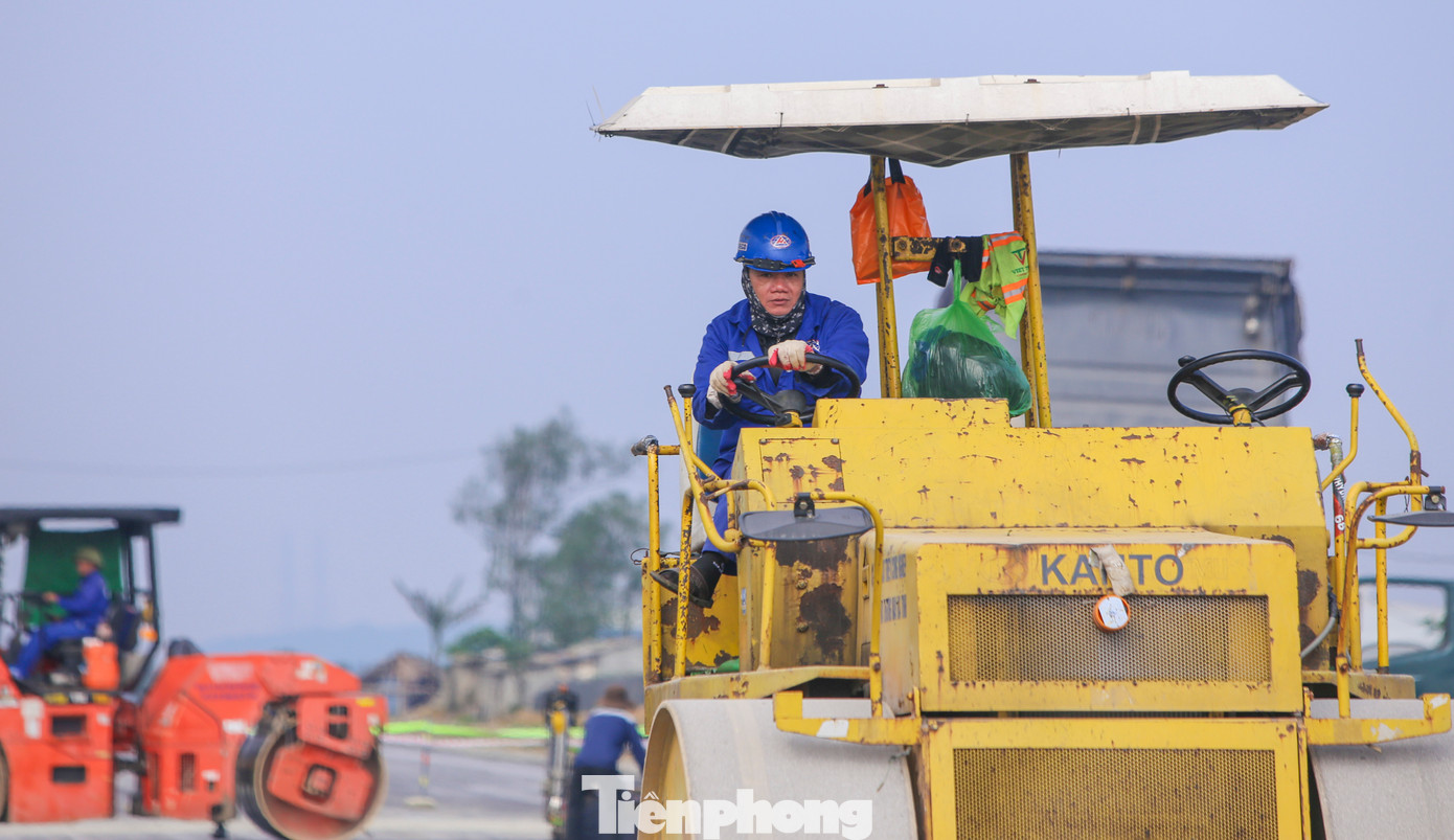 Tranh thủ nắng ráo, công nhân miệt mài thi công trên công trường.