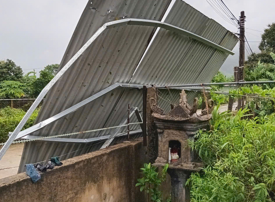 Mái tôn, ngói nhà dân bị thổi bay. Mái tôn, ngói nhà dân bị thổi bay.