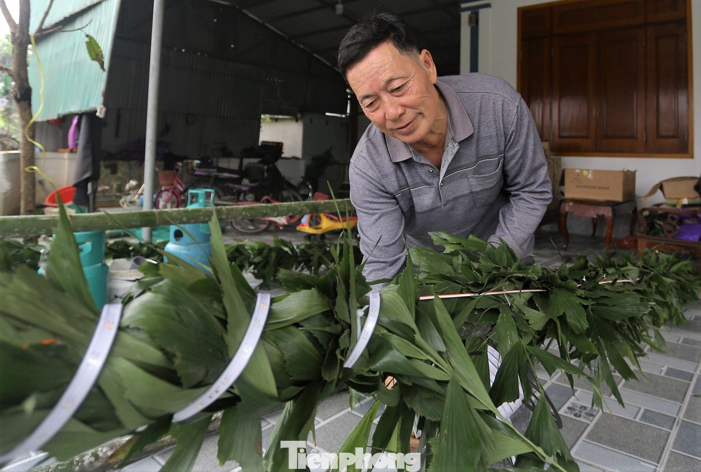 Năm nay, gia đình ông Trần Hữu Sáng (65 tuổi, trú xã Thạch Châu, huyện Lộc Hà) nhận làm hơn 50 cây nêu cho khách.