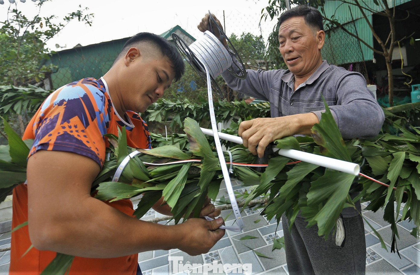Bóng đèn nháy quấn quanh thân cây. Trên ngọn nêu có buộc nhiều thứ như túi nhỏ đựng trầu cau và ống sáo, cùng những miếng kim loại. Người ta tin rằng những vật treo ở cây nêu, cộng thêm những tiếng động của những khánh đất, là để báo hiệu cho ma quỷ biết rằng nơi đây là nhà có chủ, không được đến quấy nhiễu...