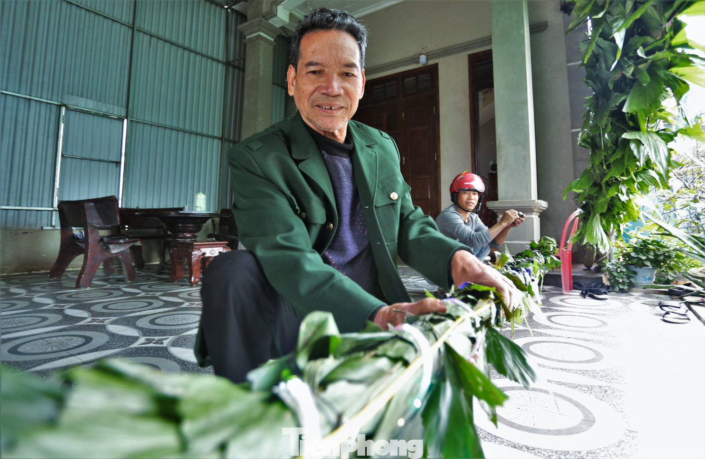 Ông Đinh Đỉnh Mười (68 tuổi, trú xã Khánh Vĩnh Yên, huyện Can Lộc) năm nay làm 80-100 cây nêu phục vụ người dân. “Dựng cây nêu là phong tục truyền thống nên nhiều gia đình đặt làm sớm. Tuy năm nay số người đặt làm ít hơn song mỗi ngày vẫn kín việc”, ông Mười nói.