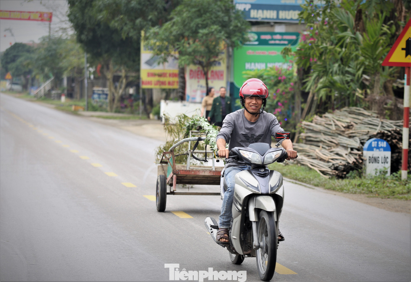 Ngày 23 tháng Chạp, người dân đều dựng cây nêu. Ngoài việc làm, anh Nguyễn Thiện Quế (48 tuổi, trú xã Khánh Vĩnh Yên, Can Lộc) còn phải chở cây đến giao và trồng giúp gia chủ.