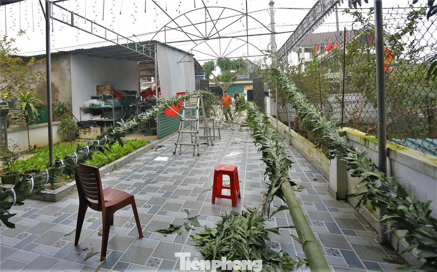 Những ngày cận Tết, nhóm thợ làm dịch vụ Hà Tĩnh lại tất bật chuẩn bị nguyên liệu cho việc làm cây nêu theo nhu cầu người dân. Cây nêu ngày Tết được dựng từ ngày 23 tháng Chạp, tức ngày ông Táo về trời. Theo quan niệm từ xa xưa, khi ông Táo về trời thì ma quỷ sẽ có cơ hội lẻn vào nhà gây tổn hại cho gia chủ. Vì vậy, cây nêu có vai trò xua đuổi ma quỷ khi con người dùng cây nêu để tranh giành đất đai với quỷ.