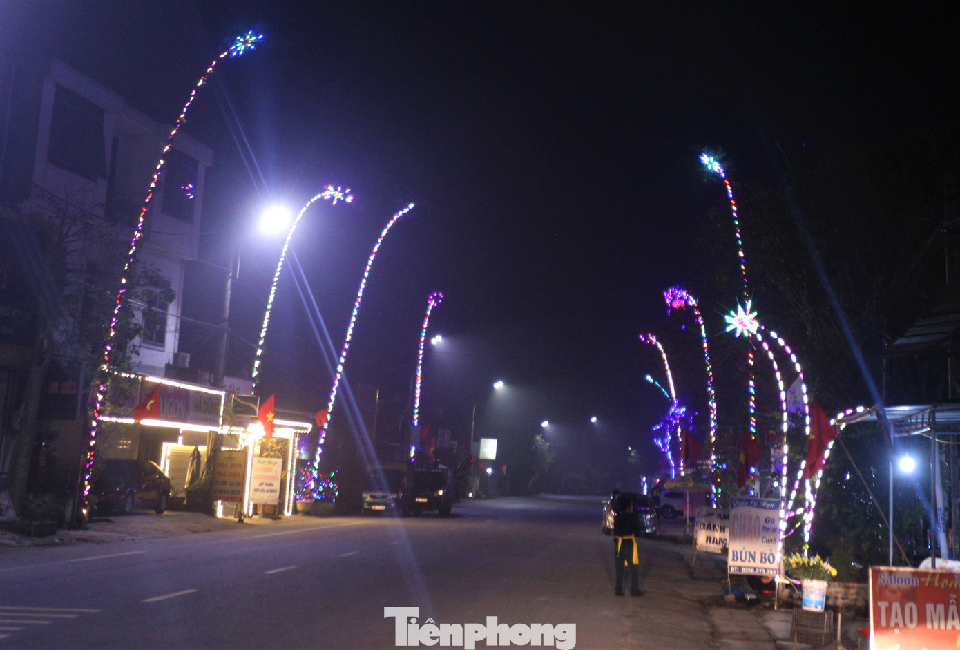 Trên các tuyến đường ở Hà Tĩnh, hình ảnh cây nêu dựng lên với đủ màu sắc lung linh của ánh đèn, tạo nên không khí Tết Nguyên đán cận kề.