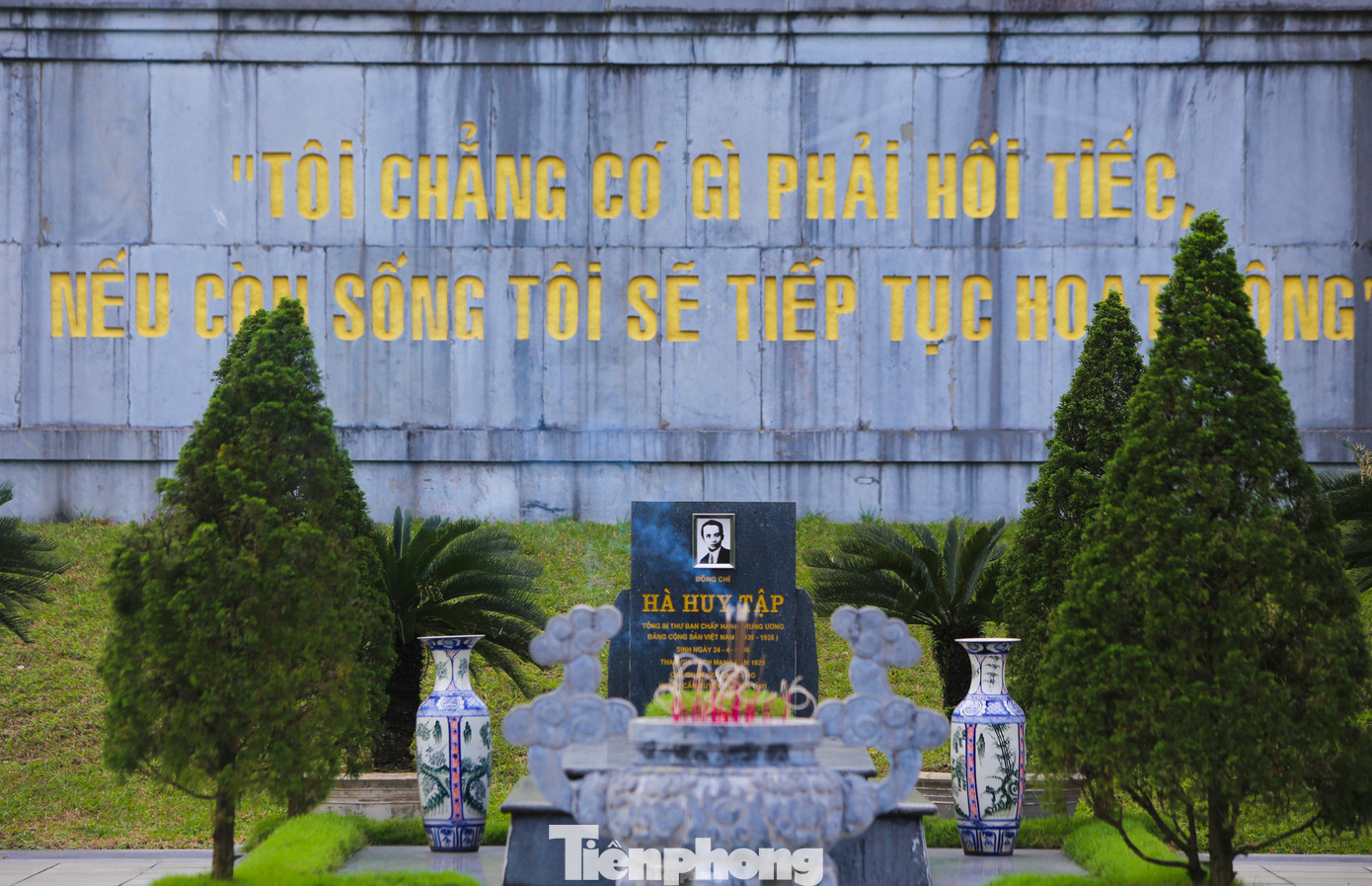 Tại khu mộ cố Tổng Bí thư Hà Huy Tập ở Hà Tĩnh có khắc câu nói nổi tiếng của ông: &quot;Tôi chẳng có gì phải hối tiếc, nếu còn sống tôi sẽ tiếp tục hoạt động&quot;.