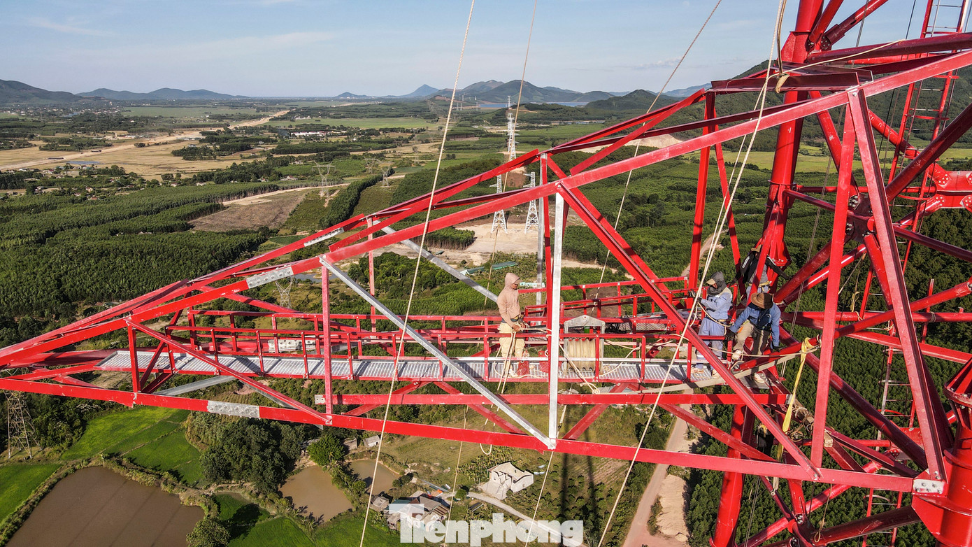Dù nắng nóng, từng tốp công nhân vẫn bám trụ làm việc, sớm hoàn thành đường dây như kế hoạch đề ra.