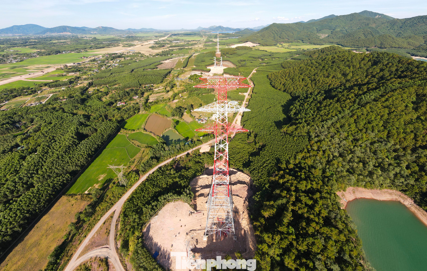 Những ngày tháng 6, dọc tuyến đường dây 500kV mạch 3 đoạn qua địa bàn tỉnh Hà Tĩnh, hàng nghìn cán bộ, kỹ sư, công nhân ngành điện đang nỗ lực cho việc rải và kéo dây lên các trụ điện cao chót vót.