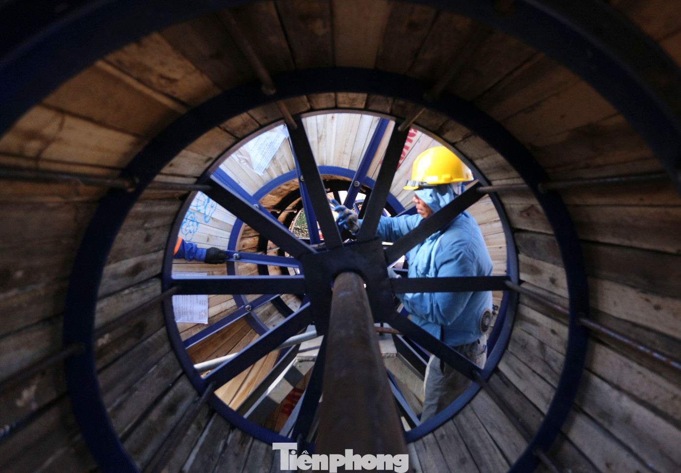 Rải dây, treo dây được đánh giá là giai đoạn khó khăn. Công việc này đòi hỏi người công nhân vừa có sức khỏe, vừa có kinh nghiệm thực chiến khi phải liên tục vượt qua các địa hình đồi núi, sông hồ. Ngoài sức người, các nhóm công nhân còn phải sử dụng các loại máy cày, máy tời.