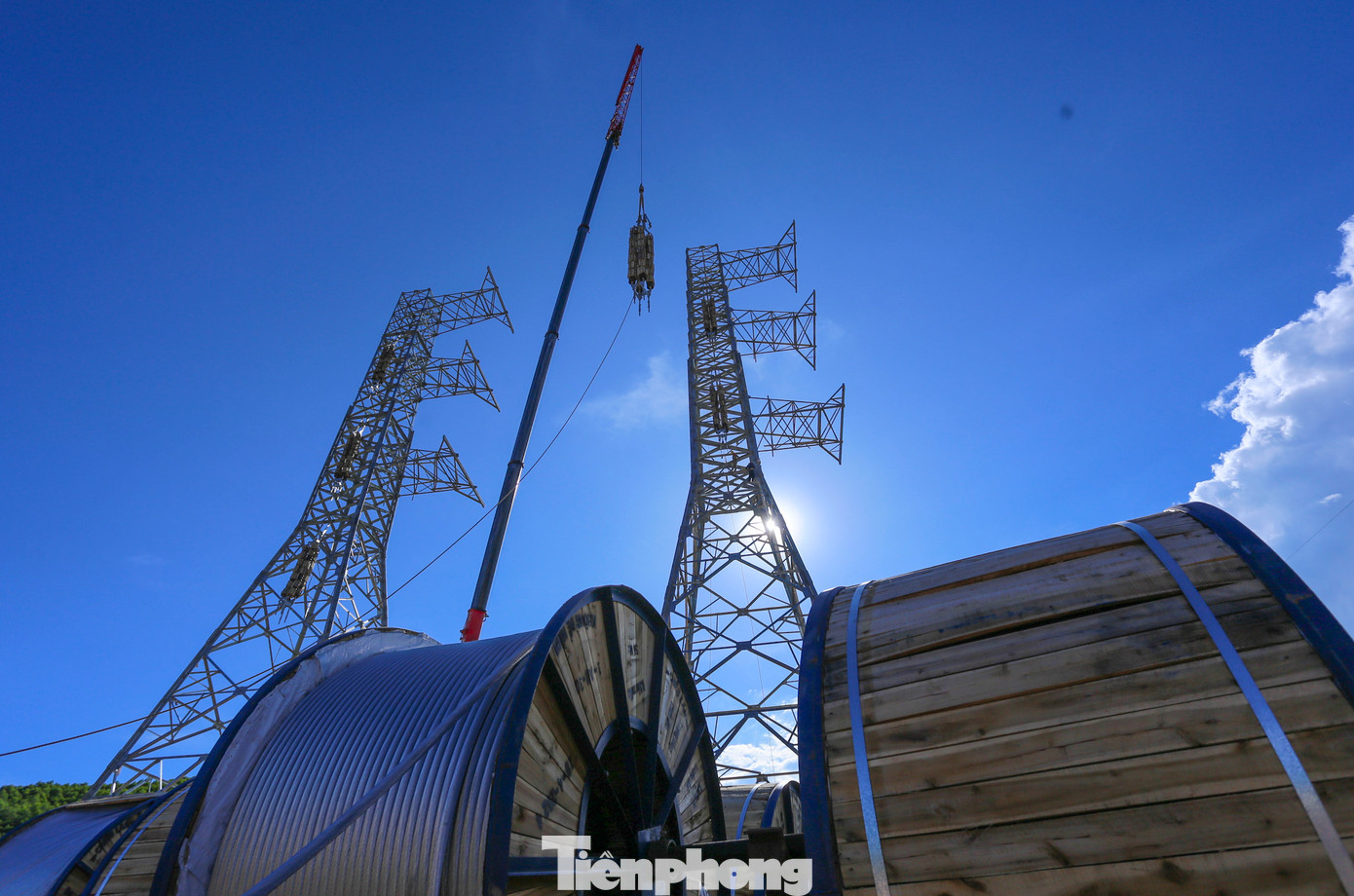 Trên đường dây sẽ có 26 sợi dây được kéo (24 sợi dây dẫn, 1 sợi cáp quang và sợi còn lại để chống sét).