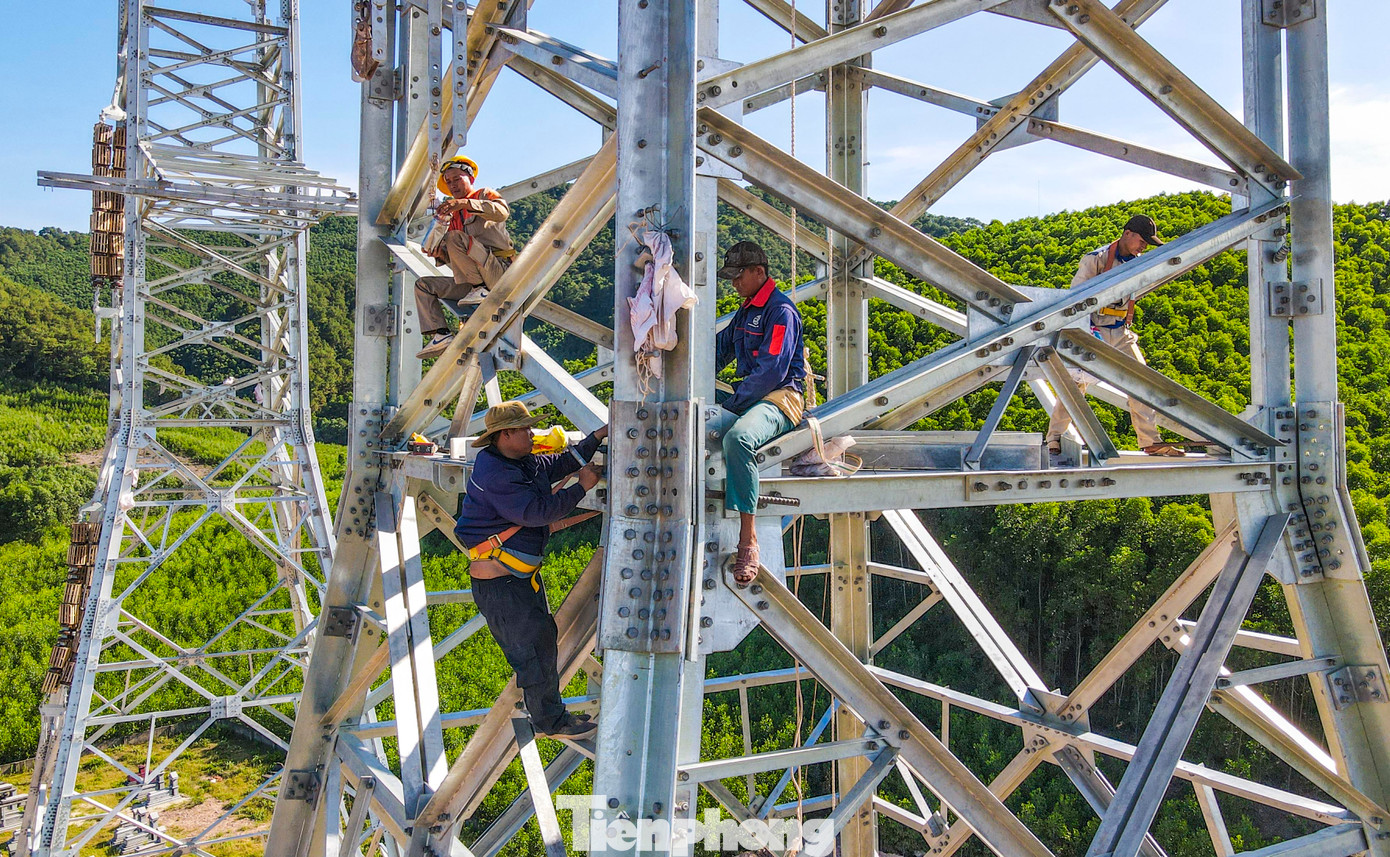 Ông Mai Văn Quân – Phó Tổng giám đốc Công ty CP PC1 Hà Nội cho biết, hai vị trí cột 135, 136 rất cao, khoảng vượt qua hồ rất lớn nên đơn vị sẽ sử dụng máy và công nghệ kéo hãm đồng bộ và kéo 2 dây một lần.