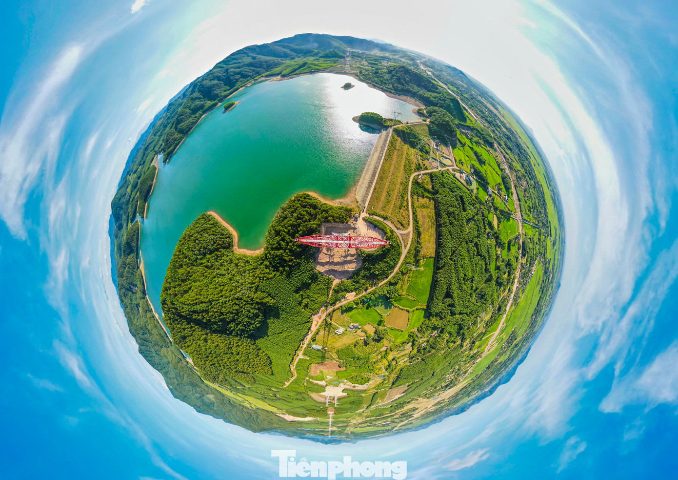 Tại vị trí cột 135 và 136 qua huyện Cẩm Xuyên (Hà Tĩnh), từng tốp công nhân của Công ty Cổ phần PC1 Hà Nội đang kéo những sợi cáp điện đầu tiên lên trụ cao 145m. Do đường dây vượt hồ Thượng Tuy, khoảng cách giữa 2 cột này dài hơn 1km, để đảm bảo an toàn khoảng cách, 2 cột được thiết kế cao hơn và trở thành cột đỡ.