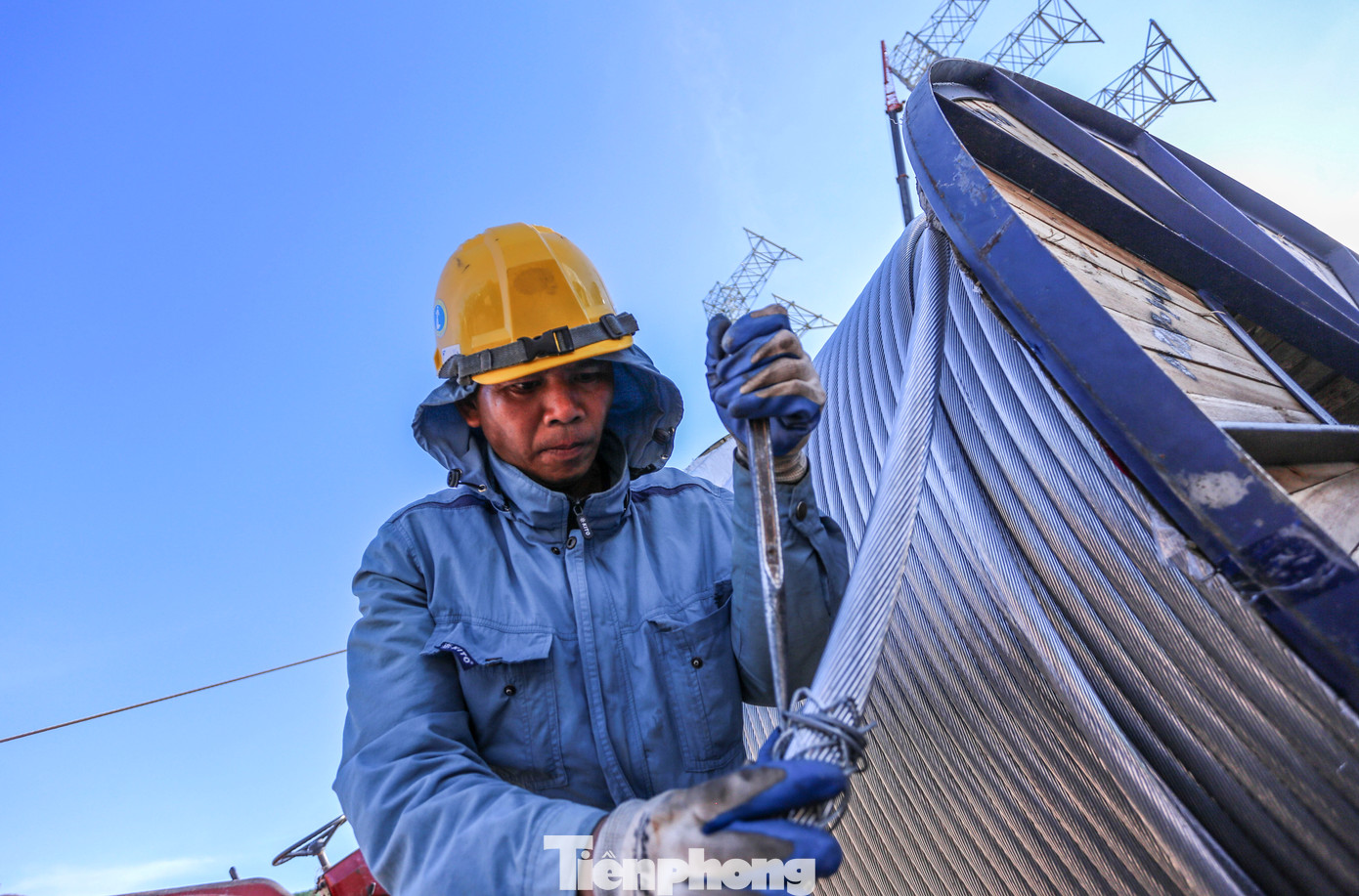 Trên đường dây sẽ có 26 sợi dây được kéo (24 sợi dây dẫn, 1 sợi cáp quang và sợi còn lại để chống sét).