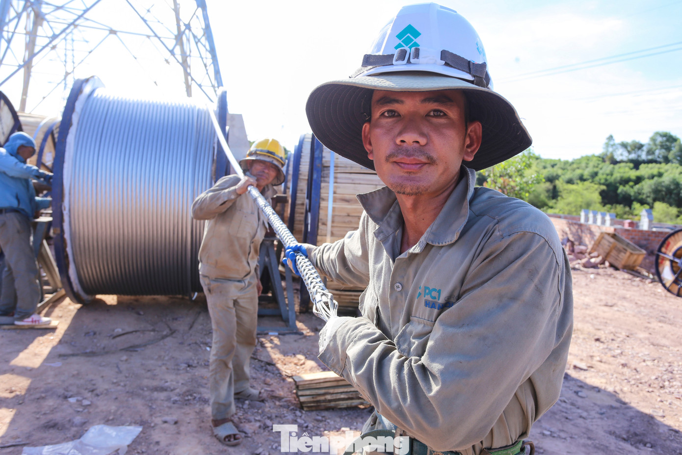 Nhóm công nhân nỗ lực kéo dây tại các trụ điện để sớm hoàn thành mục tiêu đề ra.