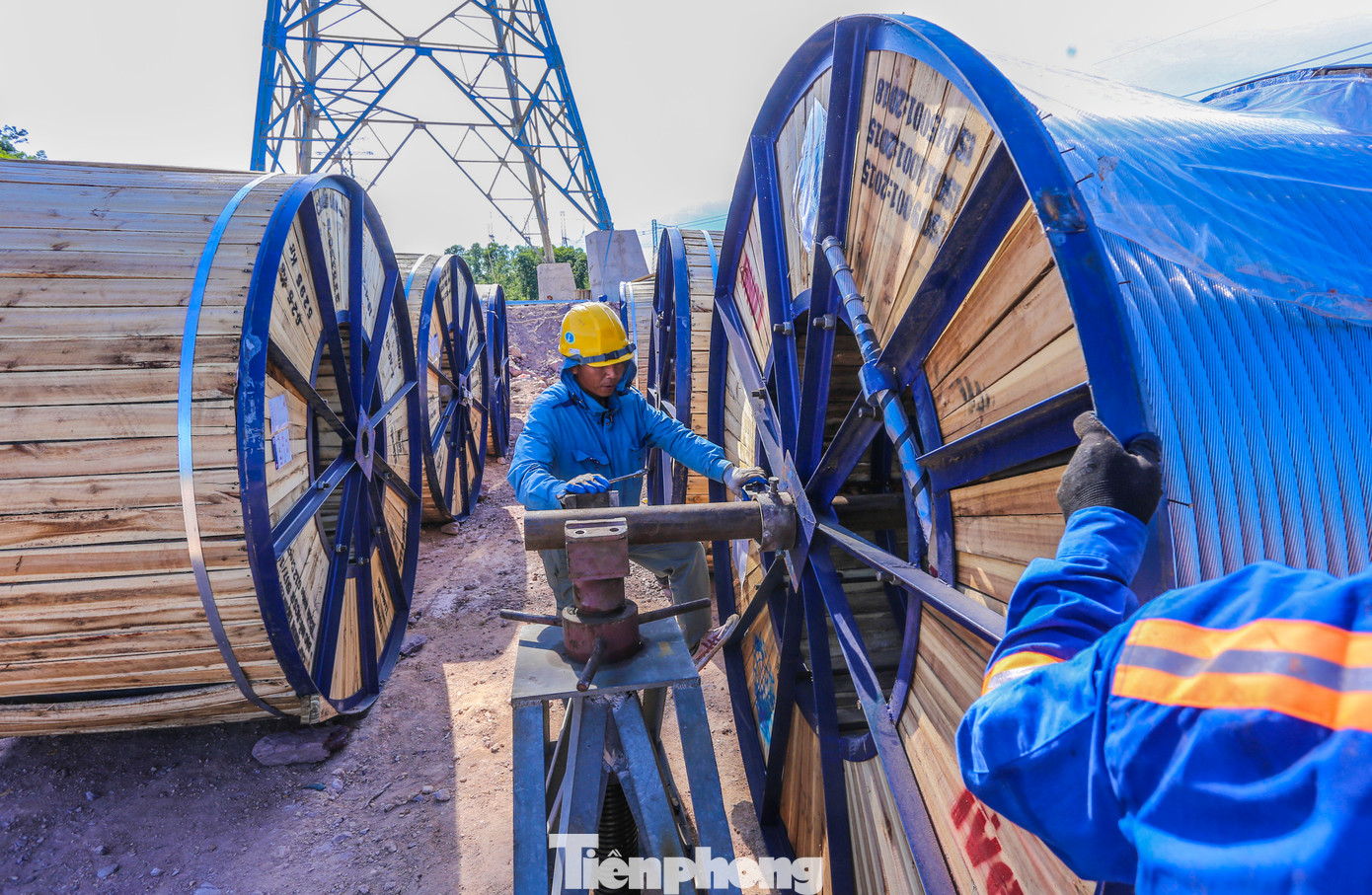 Rải dây, treo dây được đánh giá là giai đoạn khó khăn. Công việc này đòi hỏi người công nhân vừa có sức khỏe, vừa có kinh nghiệm thực chiến khi phải liên tục vượt qua các địa hình đồi núi, sông hồ. Ngoài sức người, các nhóm công nhân còn phải sử dụng các loại máy cày, máy tời.