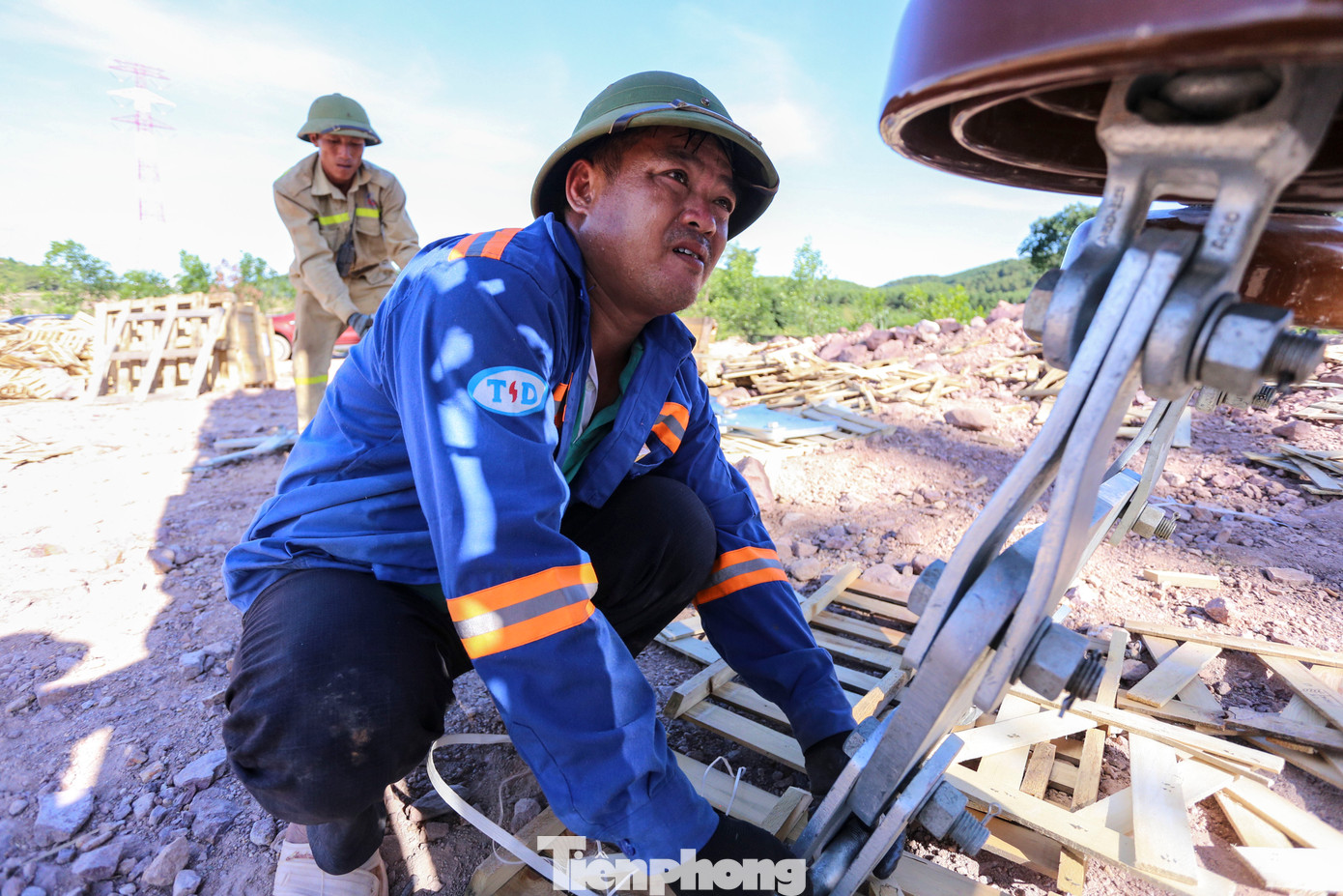 Rải dây, treo dây được đánh giá là giai đoạn khó khăn. Công việc này đòi hỏi người công nhân vừa có sức khỏe, vừa có kinh nghiệm thực chiến khi phải liên tục vượt qua các địa hình đồi núi, sông hồ. Ngoài sức người, các nhóm công nhân còn phải sử dụng các loại máy cày, máy tời.