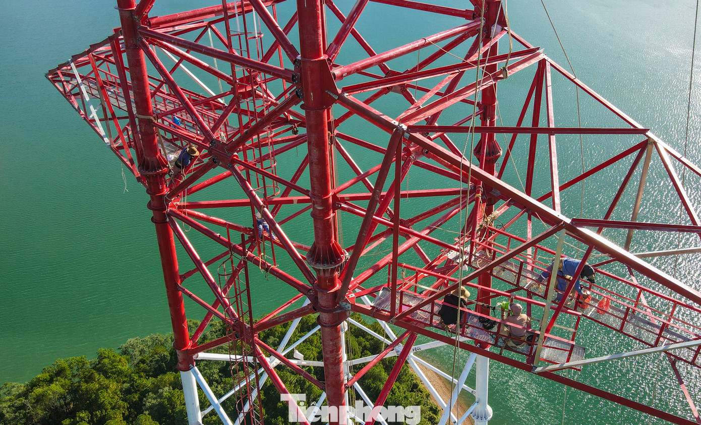 Những trụ lớn cao 145m, nặng 426 tấn được sử dụng công nghệ ghép nối cột ống, lần đầu tiên sử dụng trong dự án đường dây siêu cao áp tại Việt Nam. Nhà thầu phải mất khá nhiều thời gian để dựng các cột này.