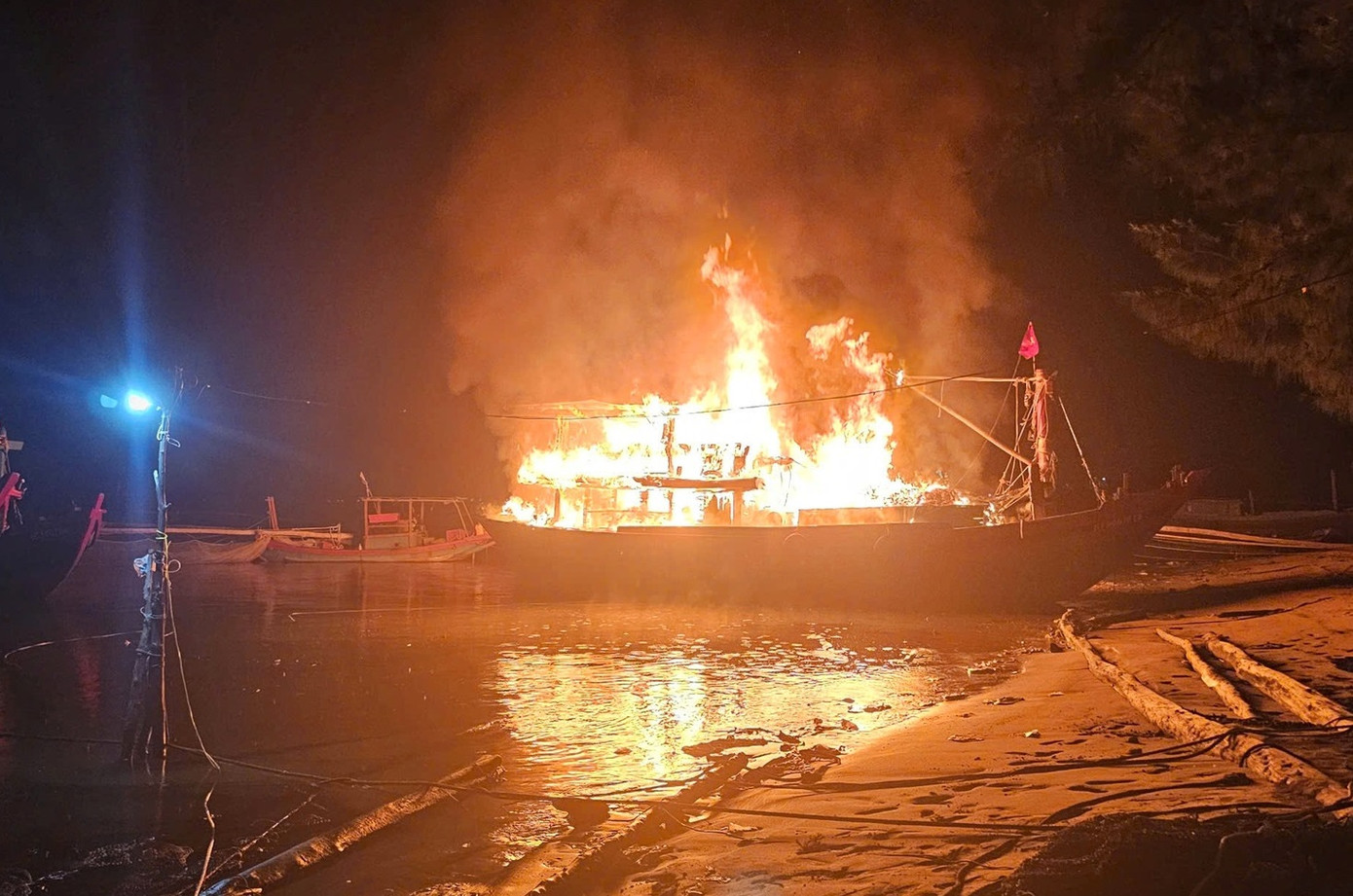 Hiện trường vụ cháy tàu cá. Hiện trường vụ cháy tàu cá.
