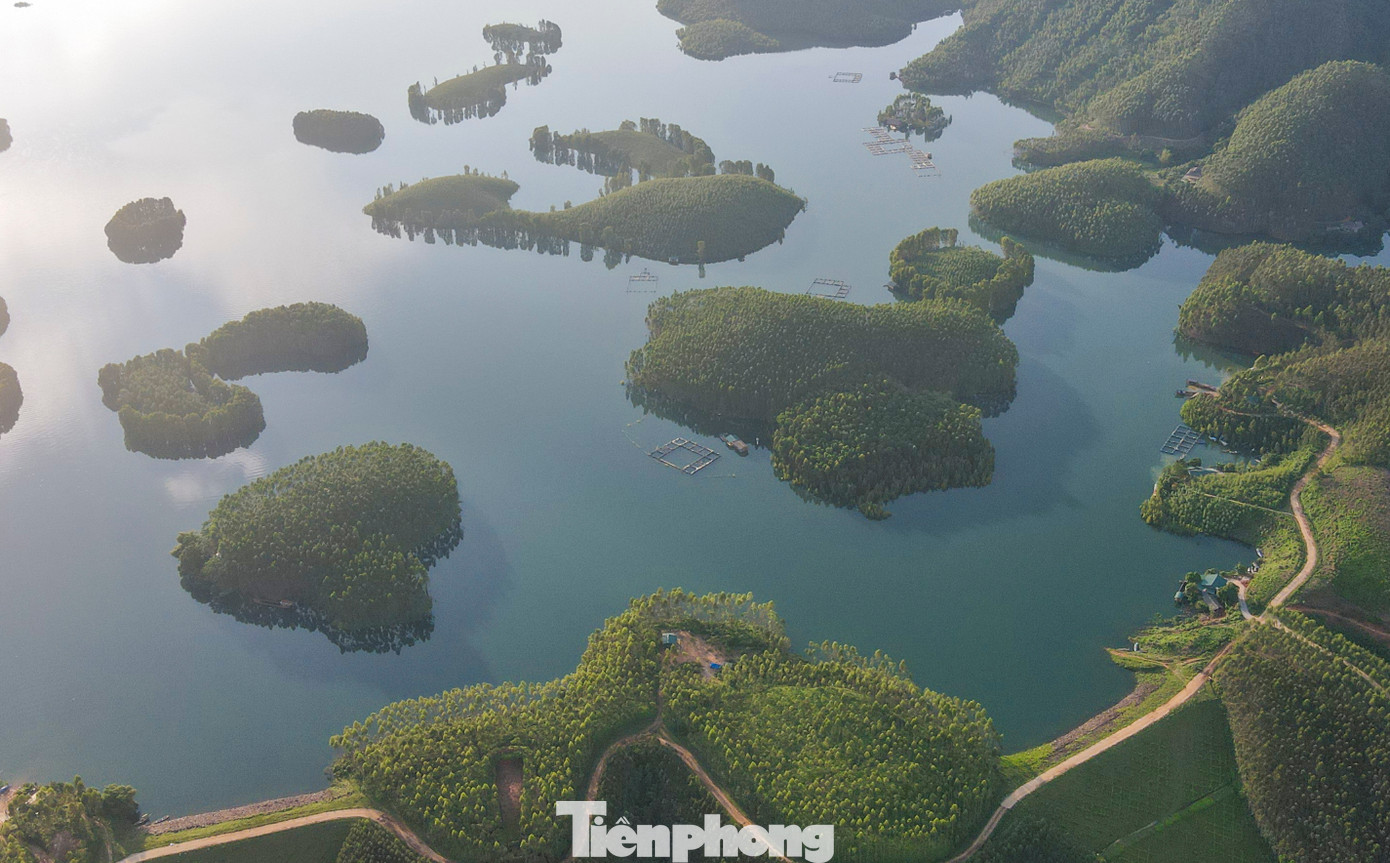 Hồ Thác Bà có hơn 1.300 đảo lớn, nhỏ.