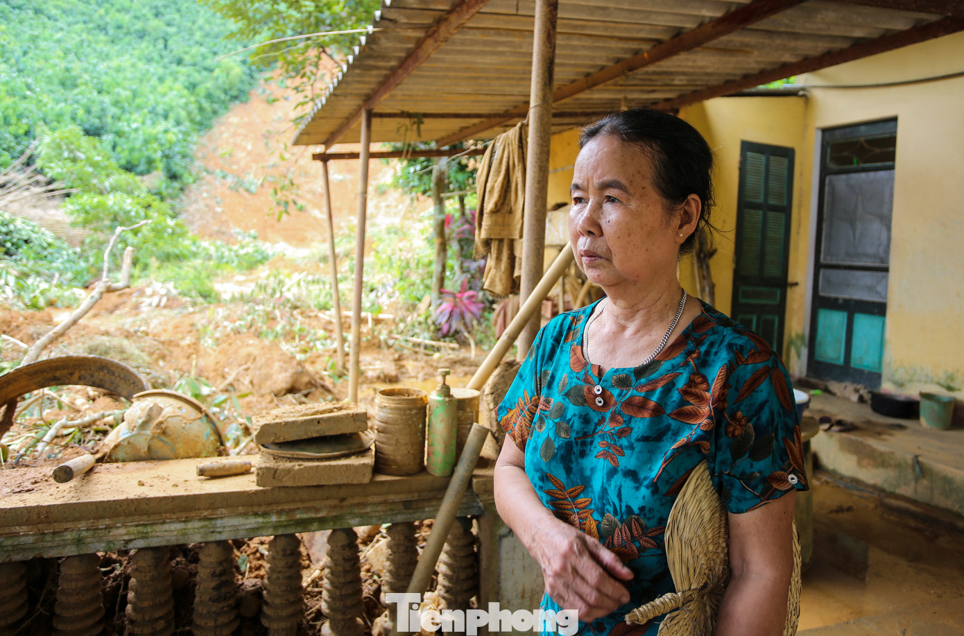 Bà Phạm Thị Thời (80 tuổi, hàng xóm anh Ánh) kể, khi nghe nhiều người trong thôn hô hoán nhà hàng xóm bị vùi lấp, bà chỉ biết cầu mong 4 người trong gia đình thoát nạn. “Vợ chồng cháu nó ngoan hiền, chăm chỉ nên tôi xem như con cái, thương lắm. Cô vợ là giáo viên mầm non, lại mới sinh cháu bé 3 tháng. Khi biết tin cả gia đình bị ngọn đồi trồng quế phía sau sạt xuống, vùi lấp, tôi chỉ biết chắp tay mong các cháu thoát nạn nhưng điều đó không xảy ra”, bà Thời nói.