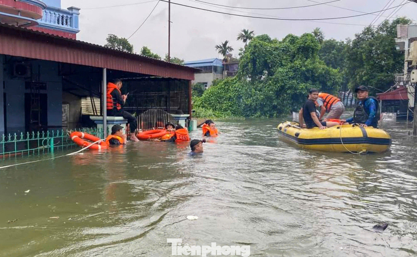 Trước đó, khi việc xả lũ diễn ra, chính quyền địa phương cùng lực lượng chức năng đã có mặt, hỗ trợ di tản người và tài sản ở vùng ngập lụt đến nơi an toàn.