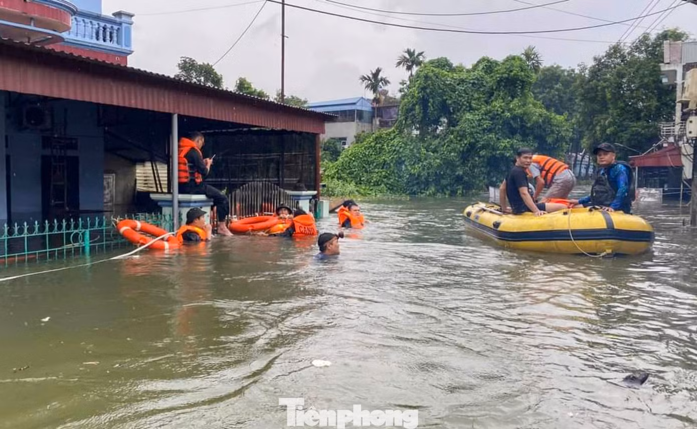 Trước đó, khi việc xả lũ diễn ra, chính quyền địa phương cùng lực lượng chức năng đã có mặt, hỗ trợ di tản người và tài sản ở vùng ngập lụt đến nơi an toàn.