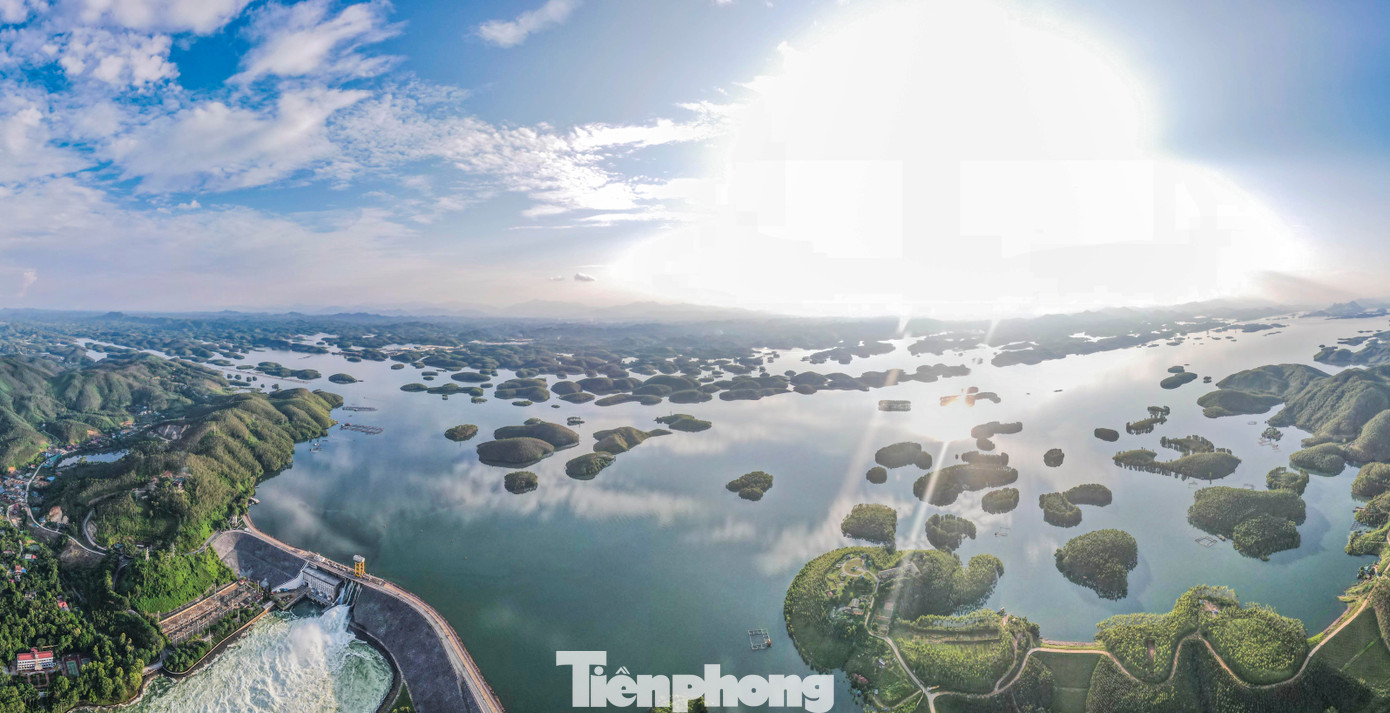 Hồ Thác Bà thuộc địa phận 2 huyện Lục Yên và Yên Bình (Yên Bái) - là một trong những hồ nước nhân tạo lớn nhất Việt Nam. Hồ được hình thành khi đập thủy điện Thác Bà hoàn tất năm 1971 làm nghẽn dòng sông Chảy và tạo ra hồ. Vùng hồ có diện tích 23.400 ha, với diện tích mặt nước 19. 050 ha. Công trình có chiều dài 80 km, chứa được 3 đến 3,9 tỷ m3 nước.