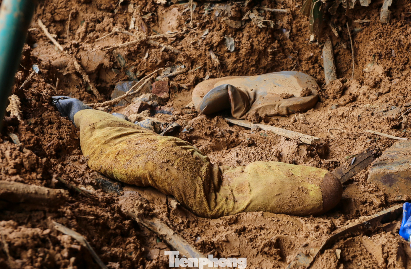 Vụ sạt lở đã vò nát cả mảng tường và các vật dụng bên trong. Trong làn nước mưa, lớp bùn dày chỉ còn những bộ quần áo bị bùn nhuốm màu, chiếc xe đồ chơi của trẻ em.