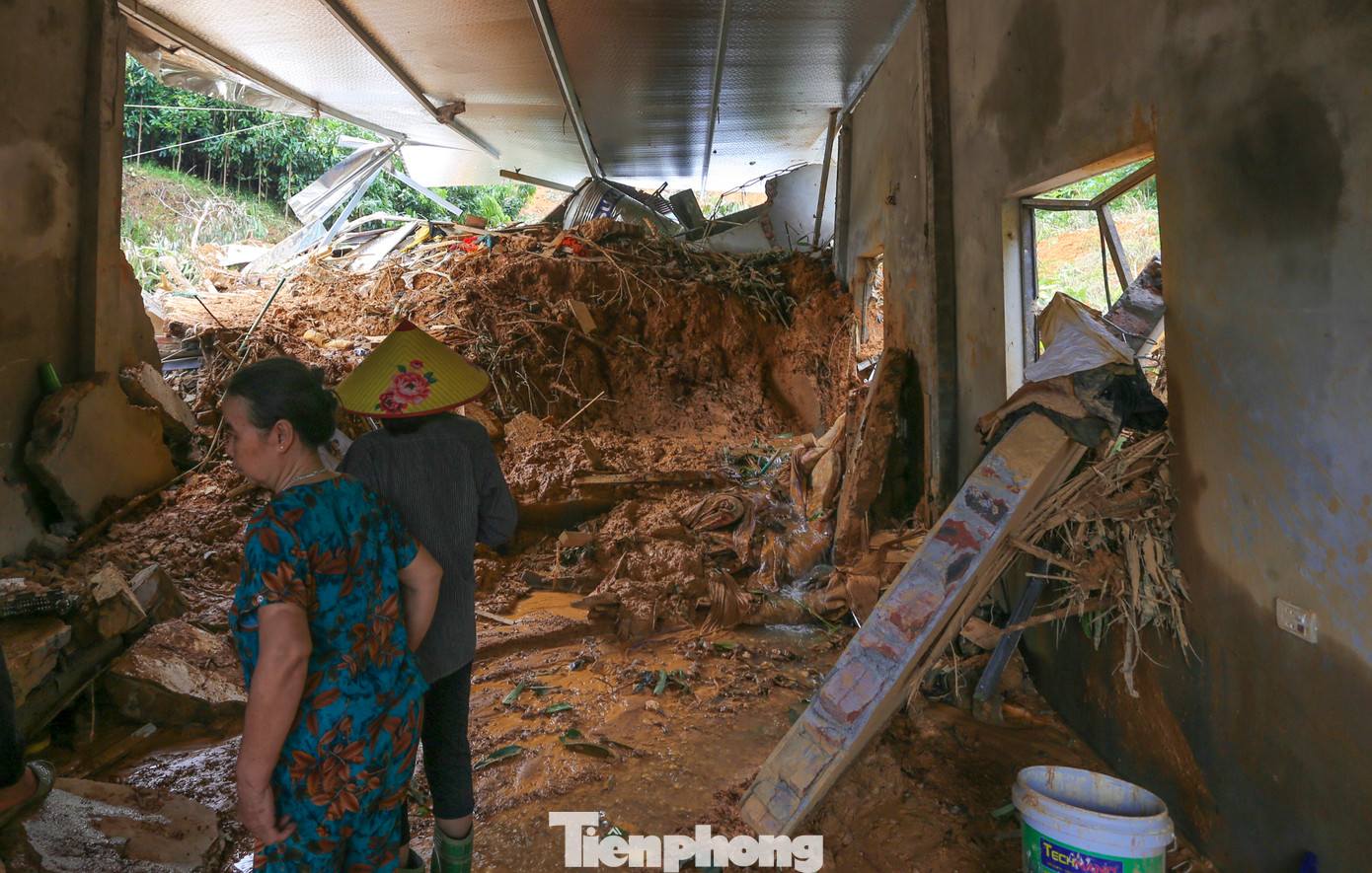 Khung cảnh tan hoang, toàn là bùn đất bên trong căn nhà.
