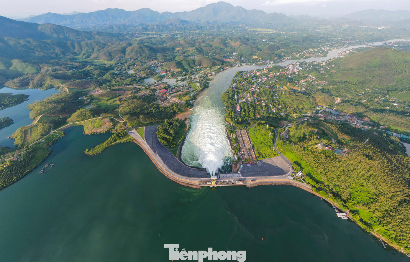 Các địa phương vùng hạ du như thị trấn Thác Bà, xã Hán Đà, Đại Minh, nước đã rút sâu khoảng 1m so với ngày 11/9. Mực nước hồ Thác Bà cũng giảm mạnh so với những ngày trước. Số liệu đến 22h ngày 12/9 là 59,14m, rút gần 1m so với ngày 11/9.