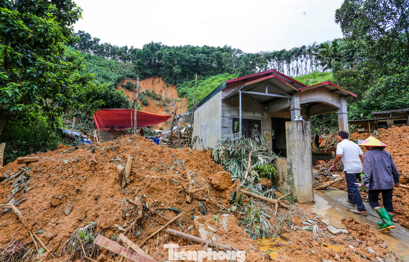 Ngôi nhà nằm cách chân đồi cả trăm mét, còn cách một cái ao rộng hàng trăm m2, mưa lớn đã làm trượt sạt nhiều m3 đất phá vỡ ngôi nhà và lao cả qua đường.