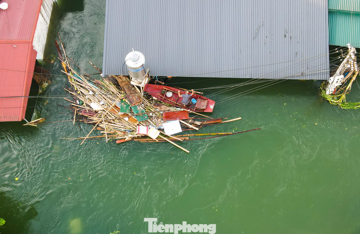 Sau khi nước rút, chiều 12/9, hơn 3.000 hộ đã trở về nơi sinh sống. Hiện còn hơn 1.500 hộ vẫn đang trong tình trạng nhà bị ngập chưa thể về, chủ yếu ở các xã Yên Bình, xã Vĩnh Kiên, xã Mông Sơn, thị trấn Yên Bình. Trong ảnh, một nhà dân nằm dưới khu vực xả lũ của hồ thủy điện Thác Bà ngập sâu.