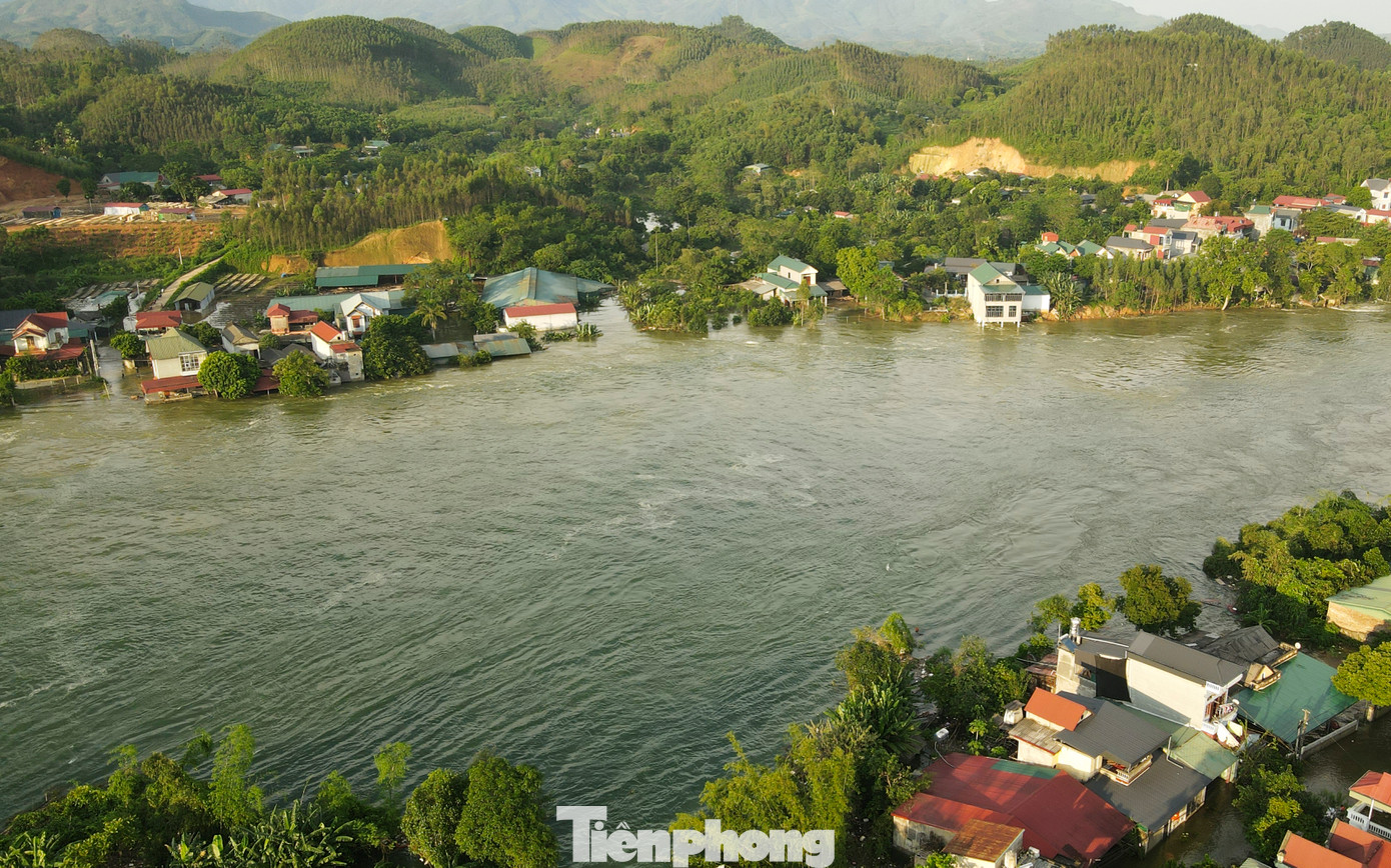 “Trước mắt, đơn vị đang phối hợp cùng chính quyền địa phương trực tiếp tham gia cứu trợ, hỗ trợ các hộ gia đình bị ngập sâu, bị ảnh hưởng bởi nước hồ dâng, xả lũ. Ngoài ra đảm bảo việc xả lũ theo đúng quy trình, đảm bảo an toàn hồ chứa”, ông Cường thông tin. Trong ảnh, việc xả lũ khiến nhiều hộ dân vùng hạ du và ven sông ngập sâu.