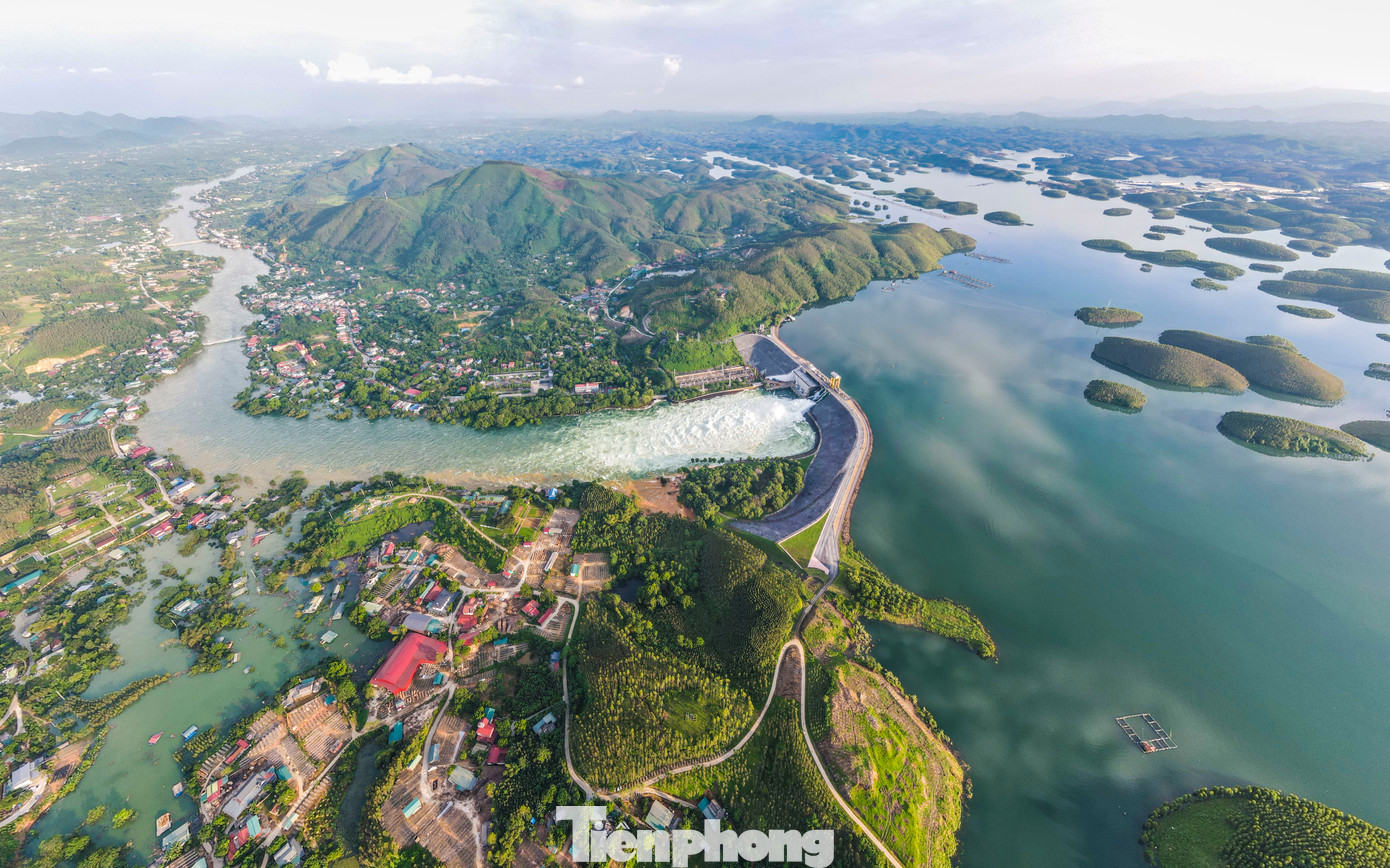 Chiều tối 12/9, hồ thủy điện Thác Bà (Yên Bái) vẫn đang điều tiết xả lũ qua 3 cửa.