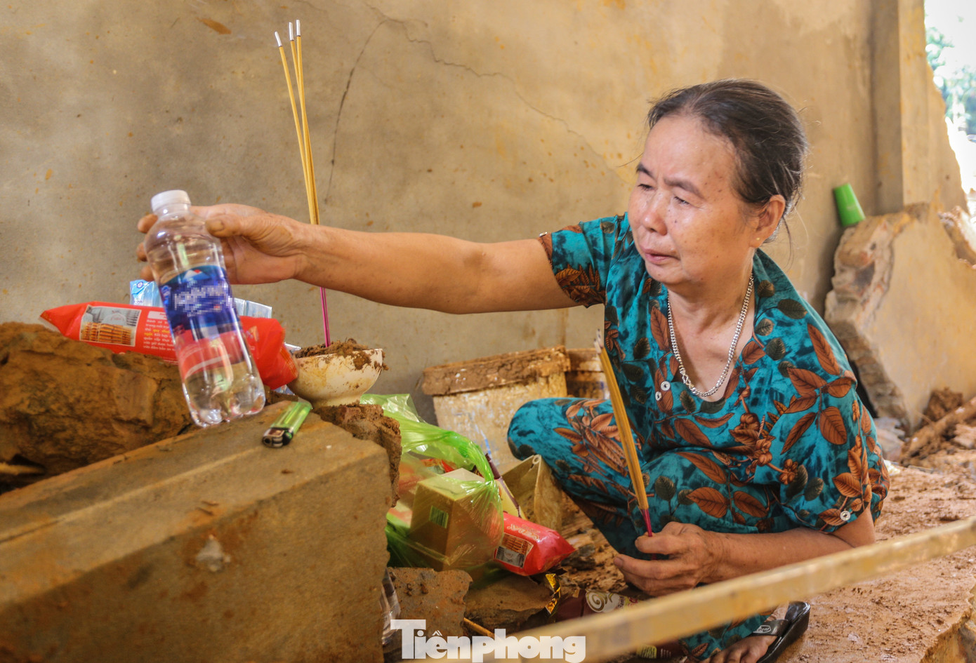 “Hàng chục năm sinh sống trên mảnh đất này, chưa bao giờ tôi thấy vụ sạt lở kinh hoàng đến vậy. Quá đau xót cho những người xấu số”, bà Thời kể.