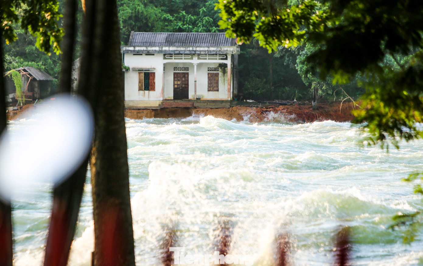 “Trước mắt, đơn vị đang phối hợp cùng chính quyền địa phương trực tiếp tham gia cứu trợ, hỗ trợ các hộ gia đình bị ngập sâu, bị ảnh hưởng bởi nước hồ dâng, xả lũ. Ngoài ra đảm bảo việc xả lũ theo đúng quy trình, đảm bảo an toàn hồ chứa”, ông Cường thông tin. Trong ảnh, việc xả lũ khiến nhiều hộ dân vùng hạ du và ven sông ngập sâu.