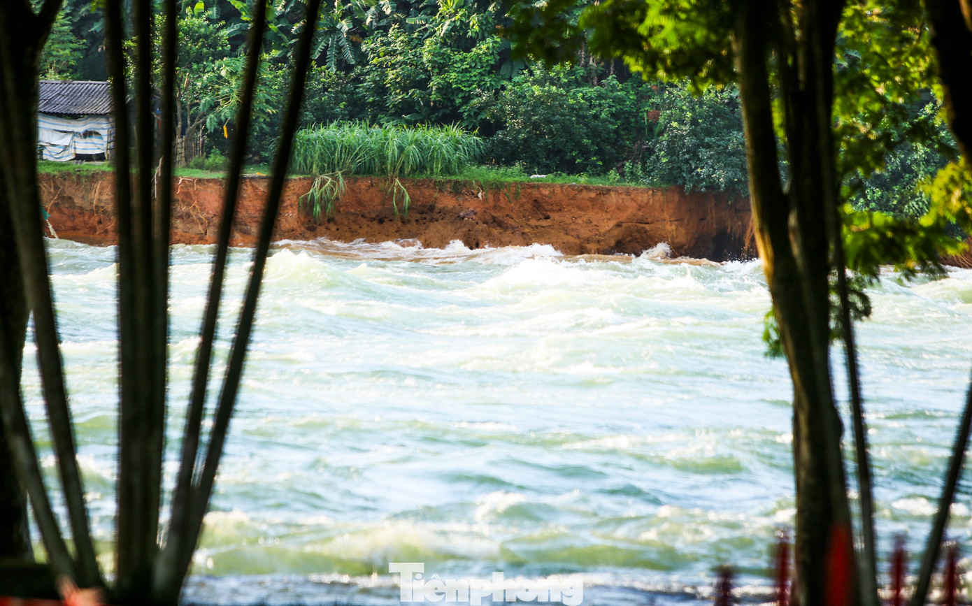 “Trước mắt, đơn vị đang phối hợp cùng chính quyền địa phương trực tiếp tham gia cứu trợ, hỗ trợ các hộ gia đình bị ngập sâu, bị ảnh hưởng bởi nước hồ dâng, xả lũ. Ngoài ra đảm bảo việc xả lũ theo đúng quy trình, đảm bảo an toàn hồ chứa”, ông Cường thông tin. Trong ảnh, việc xả lũ khiến nhiều hộ dân vùng hạ du và ven sông ngập sâu.