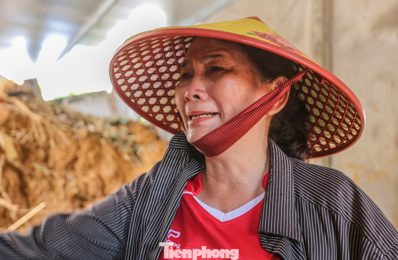 Bà Phạm Thị Sen - Chi hội phụ nữ thôn Bảo Tân cùng người dân mỗi ngày đều đến thắp hương cho 4 nạn nhân xấu số trong căn nhà lạnh lẽo. Kể về câu chuyện thiên tai xảy ra ở thôn làng khiến nhiều người chết, nhiều nhà bị hư hỏng, đổ sập, bà không kìm được nước mắt. “Cháu nó mới sinh 3 tháng đã bị bùn đất vùi lấp cả gia đình 4 người. Đau xót lắm”, bà Sen thốt lên.