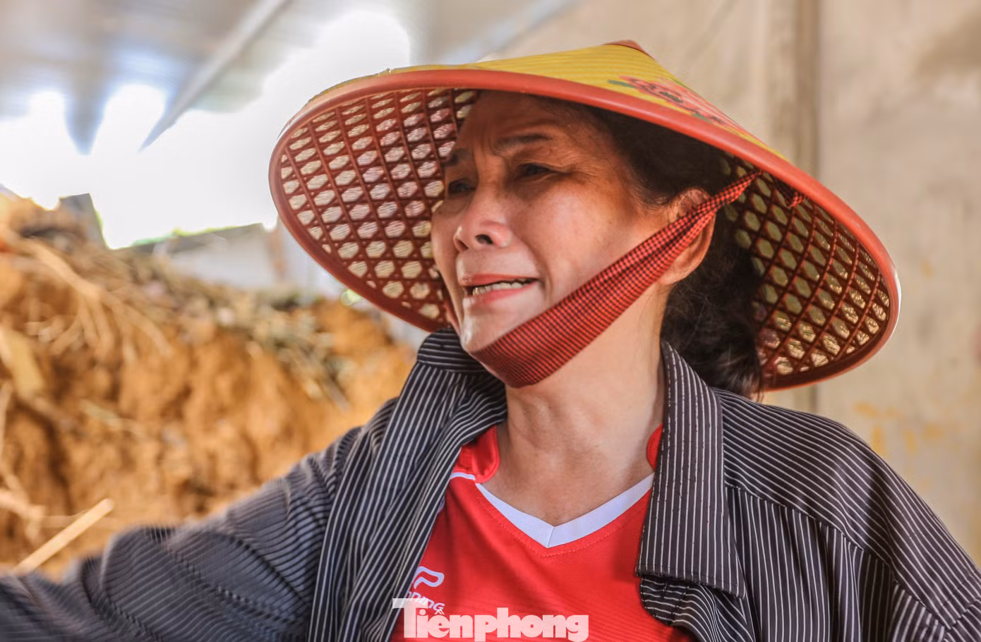 Bà Phạm Thị Sen - Chi hội phụ nữ thôn Bảo Tân cùng người dân mỗi ngày đều đến thắp hương cho 4 nạn nhân xấu số trong căn nhà lạnh lẽo. Kể về câu chuyện thiên tai xảy ra ở thôn làng khiến nhiều người chết, nhiều nhà bị hư hỏng, đổ sập, bà không kìm được nước mắt. “Cháu nó mới sinh 3 tháng đã bị bùn đất vùi lấp cả gia đình 4 người. Đau xót lắm”, bà Sen thốt lên.