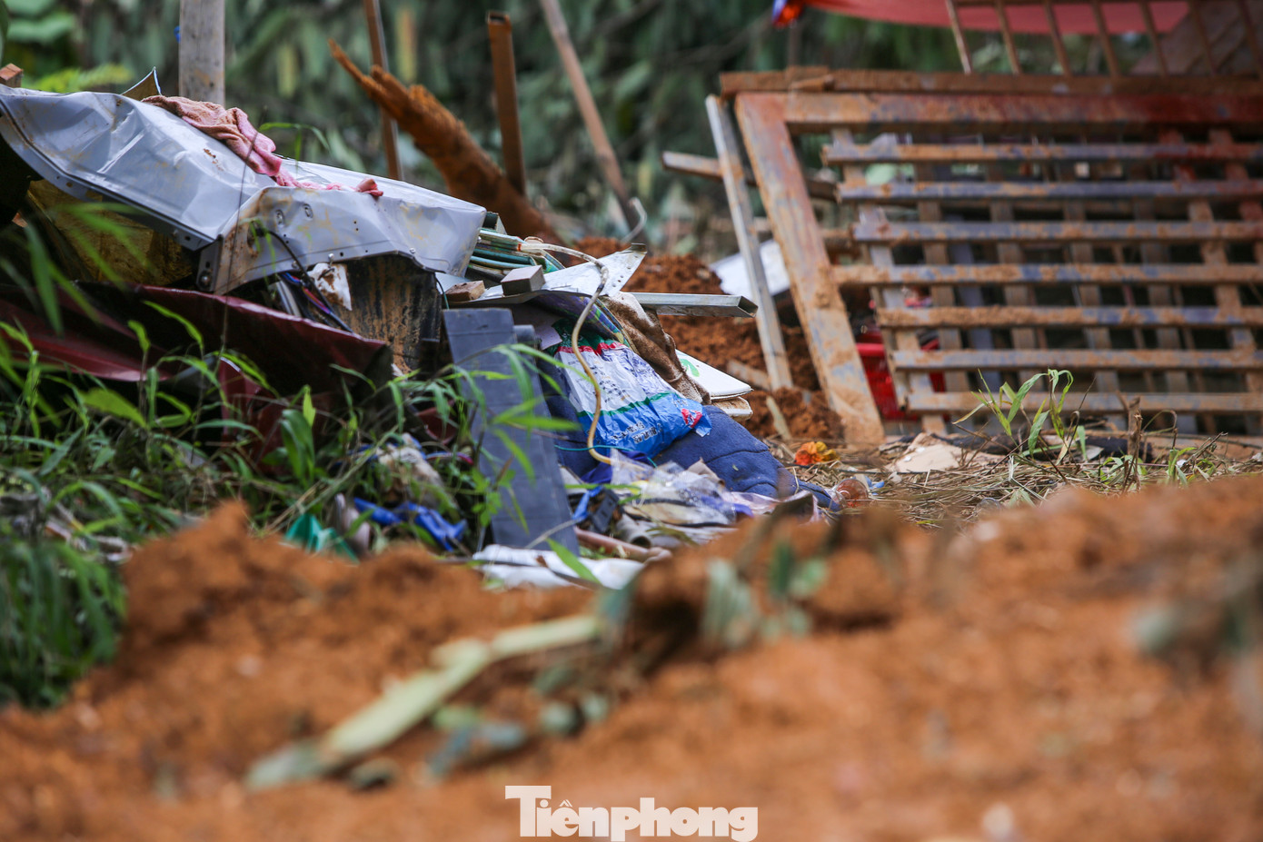Vụ sạt lở đã vò nát cả mảng tường và các vật dụng bên trong. Trong làn nước mưa, lớp bùn dày chỉ còn những bộ quần áo bị bùn nhuốm màu, chiếc xe đồ chơi của trẻ em.