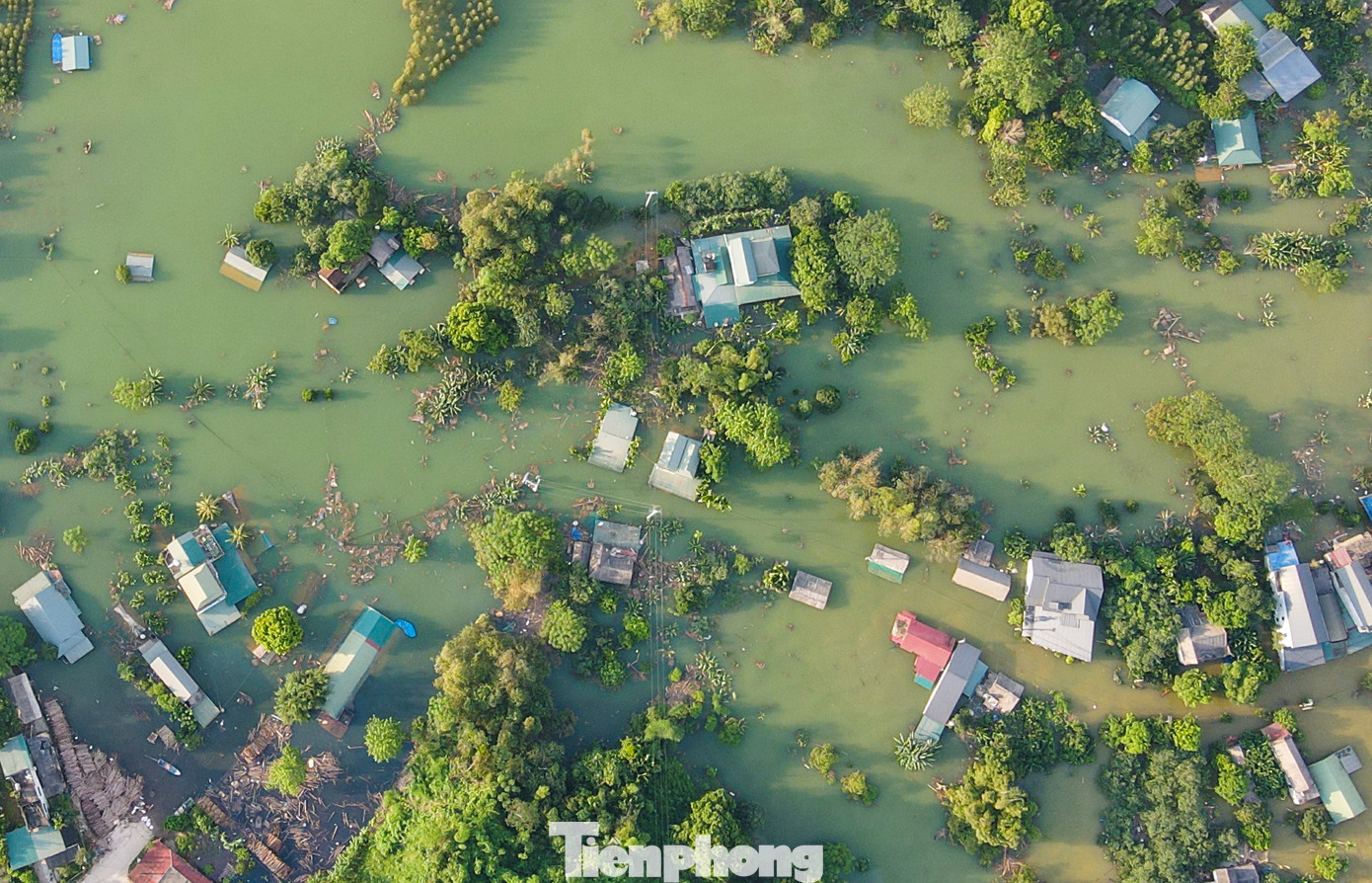 Theo thông tin từ UBND huyện Yên Bình, trong những ngày qua, việc hồ Thác Bà dâng nước, thủy điện Thác Bà xả lũ đã khiến 11 xã, thị trấn trên địa bàn bị ảnh hưởng, ngập úng.