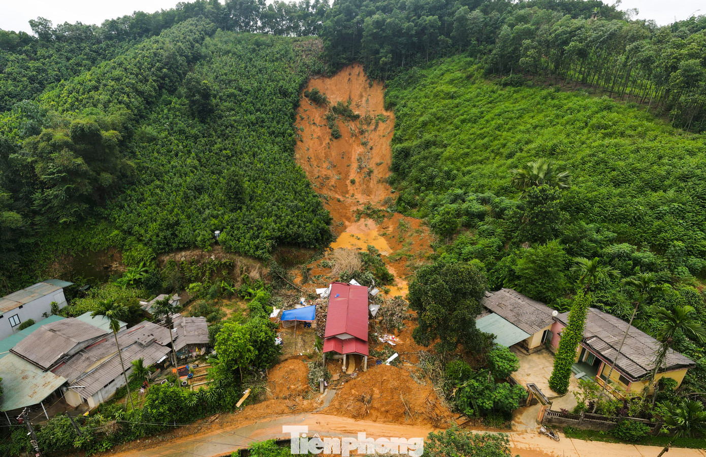 Những ngày qua, khu vực TP Yên Bái (tỉnh Yên Bái) lũ đã rút, người dân đang dọn dẹp lại nhà cửa sau nhiều ngày chìm trong biển nước. Trên các vạt đồi uốn quanh khu dân cư, hàng chục điểm sạt lở vẫn diễn ra, và nhiều vị trí khác tiềm ẩn nguy cơ. Những ngày qua, sạt lở đã gây ra nhiều thiệt hại cho địa phương. Trong đó, nặng nề nhất là vụ sạt lở vào rạng sáng 10/9 vùi lấp 4 người trong gia đình anh Sa Văn Ánh (36 tuổi, trú xã Minh Bảo).