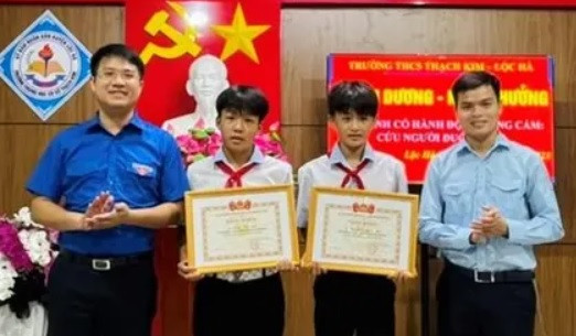 Đại diện Tỉnh Đoàn Hà Tĩnh trao thưởng 2 em Phạm Phúc Sinh (lớp 7C) và em Nguyễn Hoàng Phong (lớp 7E, Trường THCS Thạch Kim) vì hành động dũng cảm cứu người. Đại diện Tỉnh Đoàn Hà Tĩnh trao thưởng 2 em Phạm Phúc Sinh (lớp 7C) và em Nguyễn Hoàng Phong (lớp 7E, Trường THCS Thạch Kim) vì hành động dũng cảm cứu người.