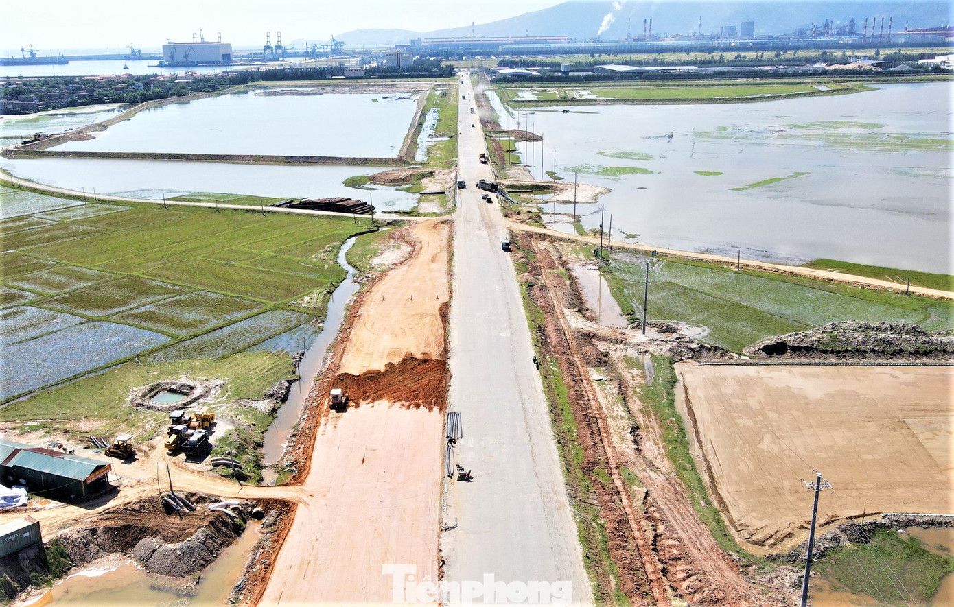 Các xe chở đất cho các công trình trên địa bàn thị xã Kỳ Anh. Các xe chở đất cho các công trình trên địa bàn thị xã Kỳ Anh.