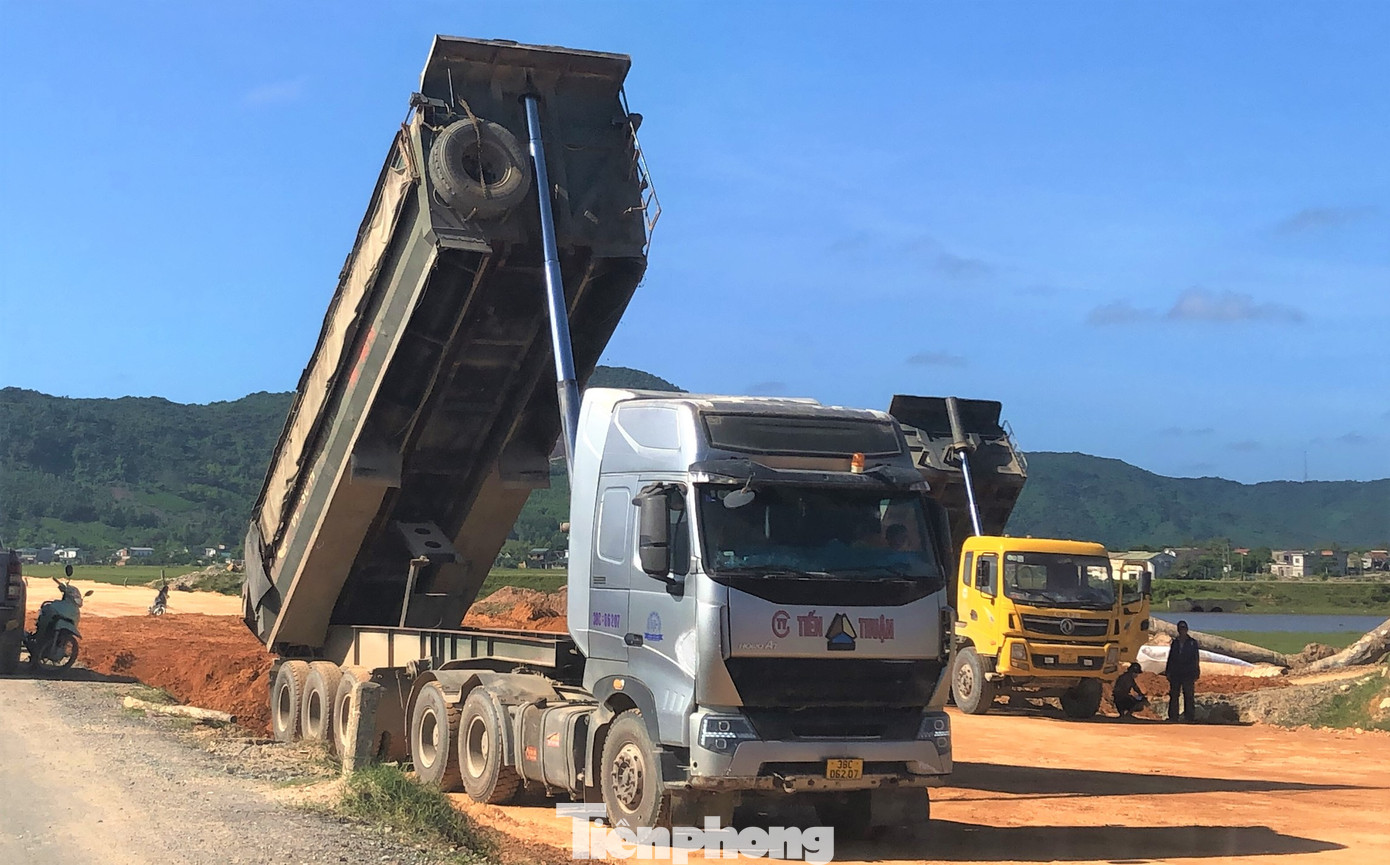 Đất lậu bị “đổ nhầm” tại công trình trăm tỷ. Đất lậu bị “đổ nhầm” tại công trình trăm tỷ.
