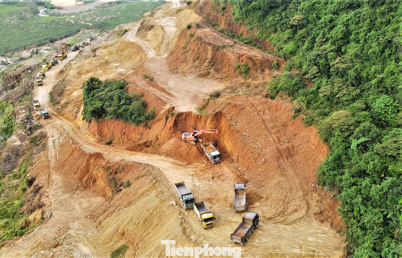 Hàng chục xe tải nối đuôi lấy đất tại mỏ đá Kỳ Liên. Hàng chục xe tải nối đuôi lấy đất tại mỏ đá Kỳ Liên.