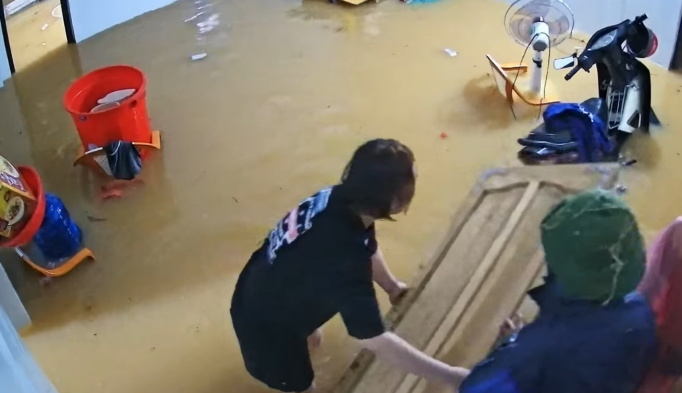Lực lượng chức năng hỗ trợ người dân di tản, di dời tài sản chạy lũ trong đêm.
