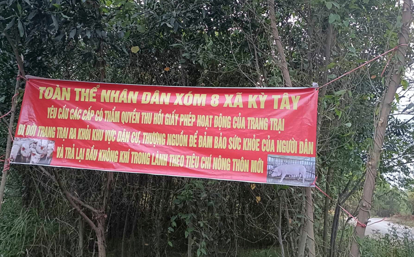 Người dân nhiều lần cầu cứu vì trại lợn xả chất thải ra môi trường. Người dân nhiều lần cầu cứu vì trại lợn xả chất thải ra môi trường.