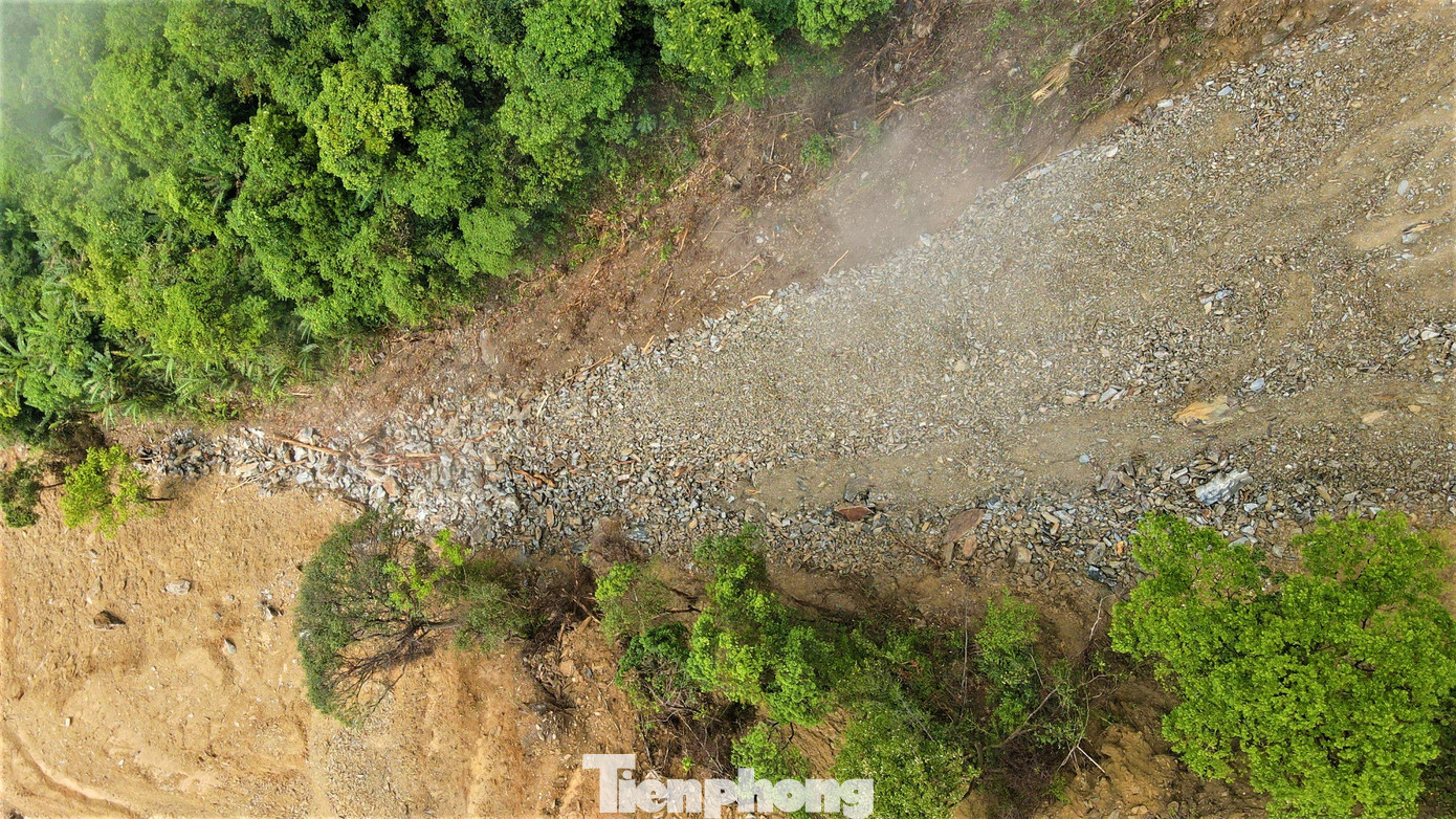 Nhiều móng cột đất đá nền tràn xuống, đè cây rừng tự nhiên hoặc bồi lấp các con suối nhưng đơn vị thi công không có biện pháp khắc phục.