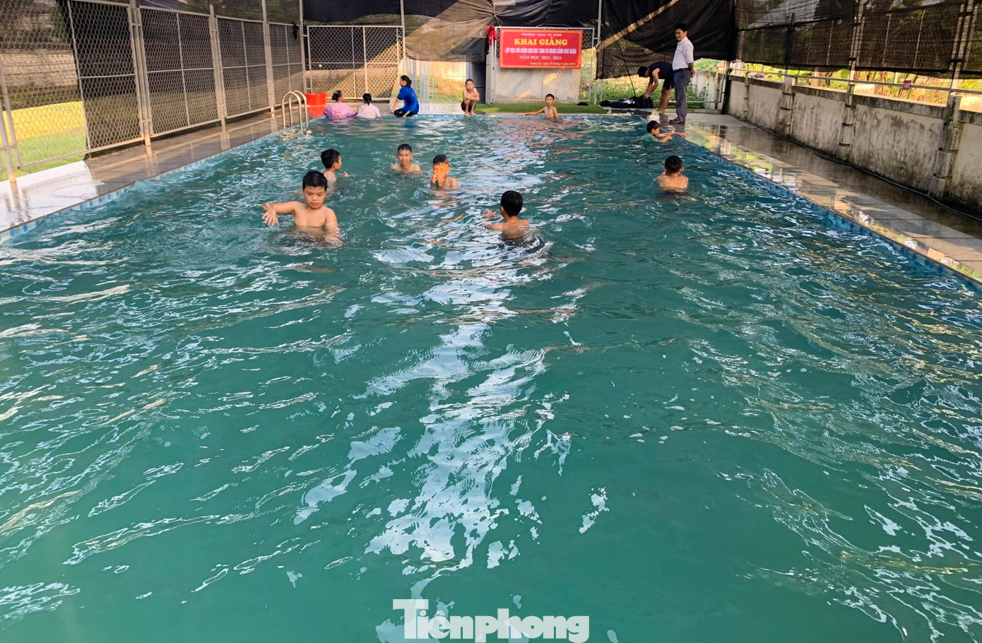 Ông Nguyễn Trọng Hùng - Hiệu trưởng Trường THCS Vũ Diệm cho biết, dịp hè về trên địa bàn thường xuyên xảy ra tai nạn đuối nước thương tâm, đặc biệt rơi vào lứa tuổi học sinh.