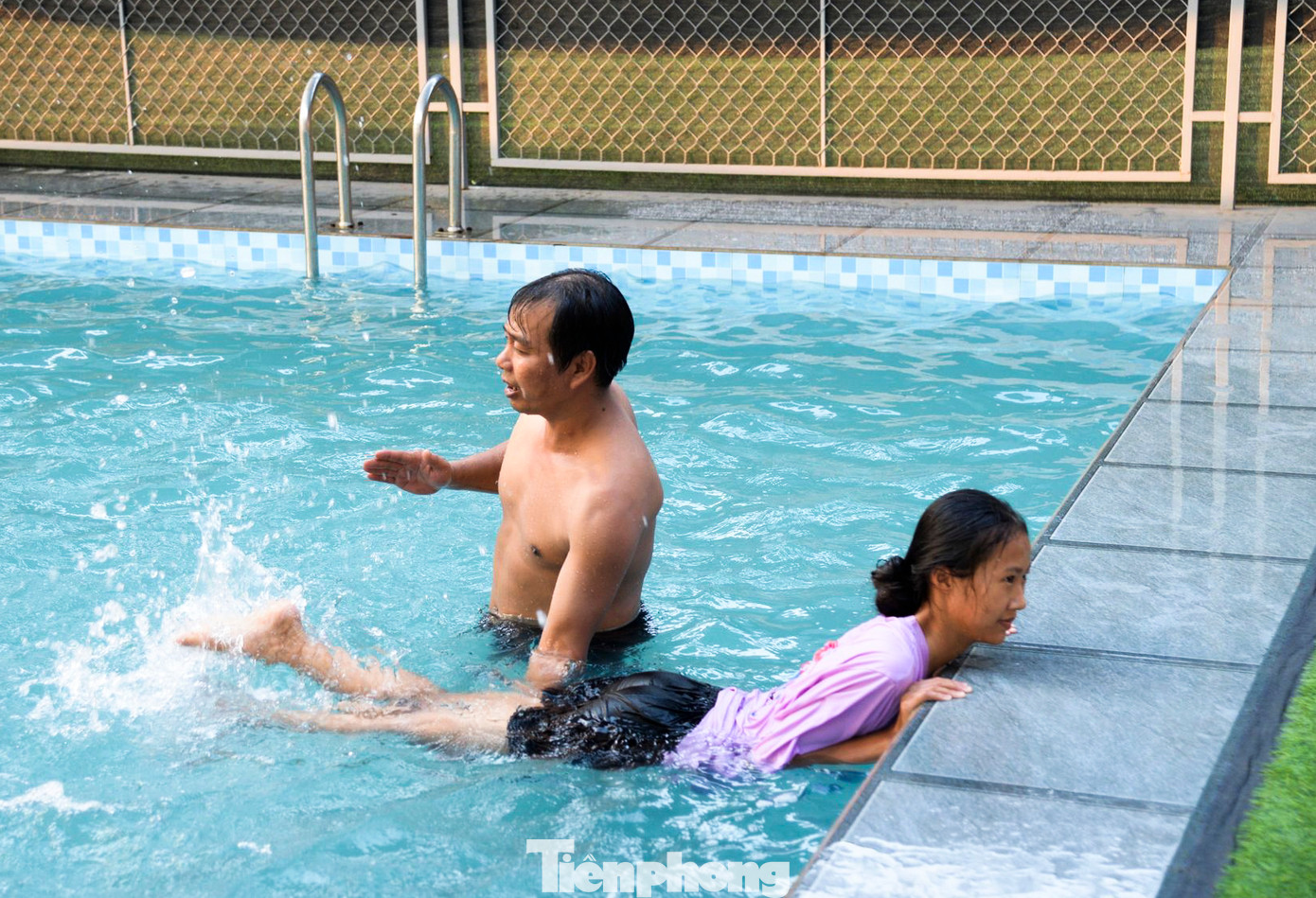 Lớp học miễn phí này được bố trí 2 giáo viên thể chất dày dạn kinh nghiệm, hỗ trợ các em học sinh tập bơi theo đúng phương pháp, kỹ thuật và cách phòng tránh một số sự cố khi bị chuột rút, bơi vào vùng nước xoáy...